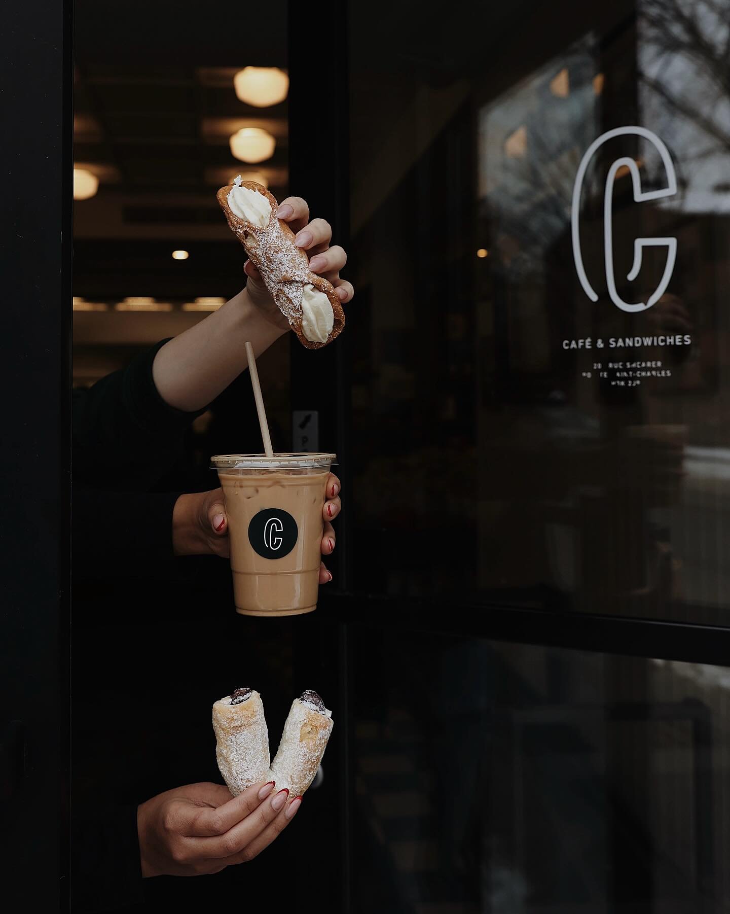 Our love language? Desserts and coffee ☕️💘

Because nothing says Valentine&rsquo;s Day like sharing something sweet 🌹

Notre langage de l&rsquo;amour? Desserts &amp; caf&eacute;. ☕️💘

Parce que rien ne dit Saint-Valentin comme un petit plaisir suc