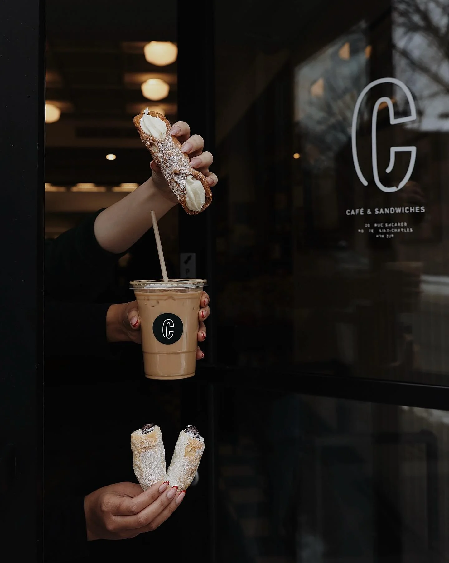 Our love language? Desserts and coffee ☕️💘

Because nothing says Valentine&rsquo;s Day like sharing something sweet 🌹

Notre langage de l&rsquo;amour? Desserts &amp; caf&eacute;. ☕️💘

Parce que rien ne dit Saint-Valentin comme un petit plaisir suc