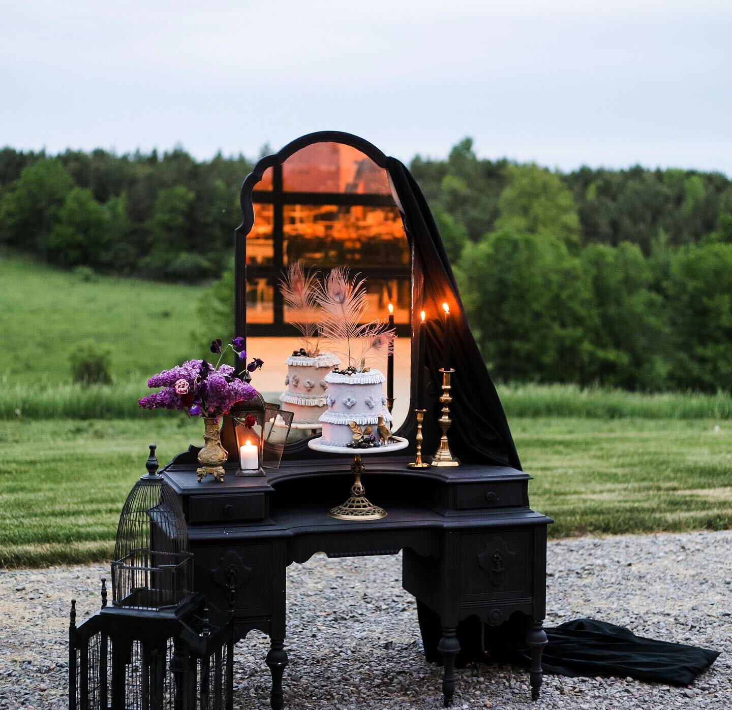 The gorgeous sun today has me dreaming of warm summer nights. How lovely would it be to serve dessert outside under the perfect night sky? 

Photographer: @olivestudiocanada
Planner and Co-Stylist: @wla_events
Concept, Florist and Co-Stylist: @bergam