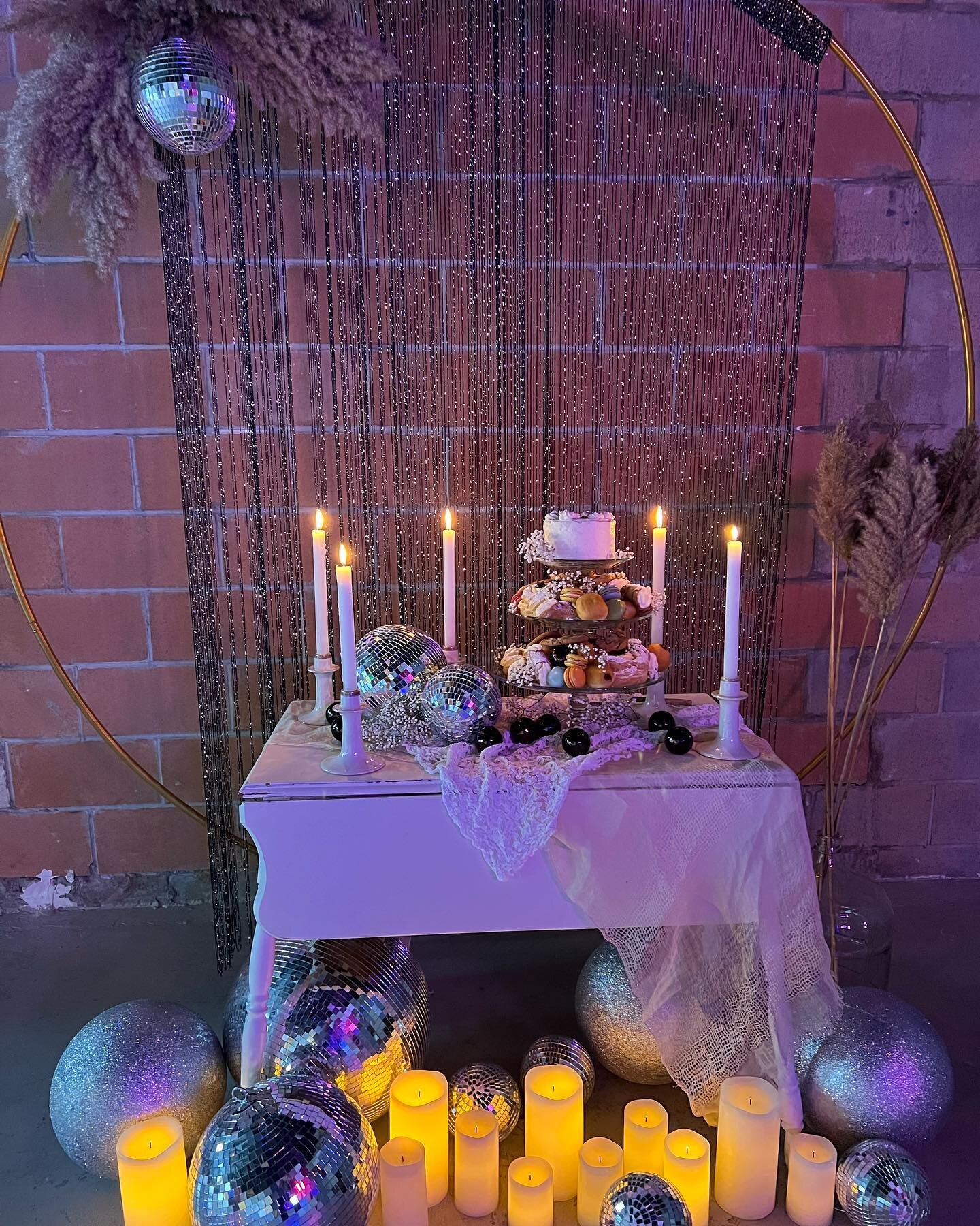 This is what happens when you raid your limited inventory to see what there is and voila - something-for-everyone decor that isn&rsquo;t too feminine but is also a tad bit romantic. 

This is the second time I&rsquo;ve used the disco balls and black 