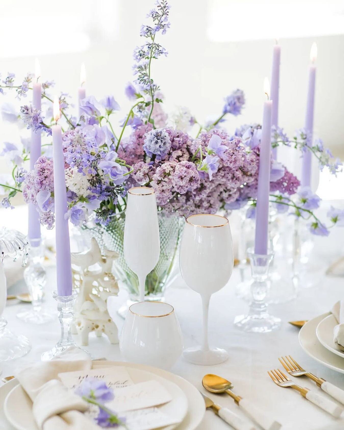 Beautiful weekends like the one we are about to have make me want to dress up every meal with a table scape like this! Don&rsquo;t you think?? 

Posted by: @todaysbridemag 

What a gorgeous tablescape, topped off with beautiful lilacs. Anyone plannin