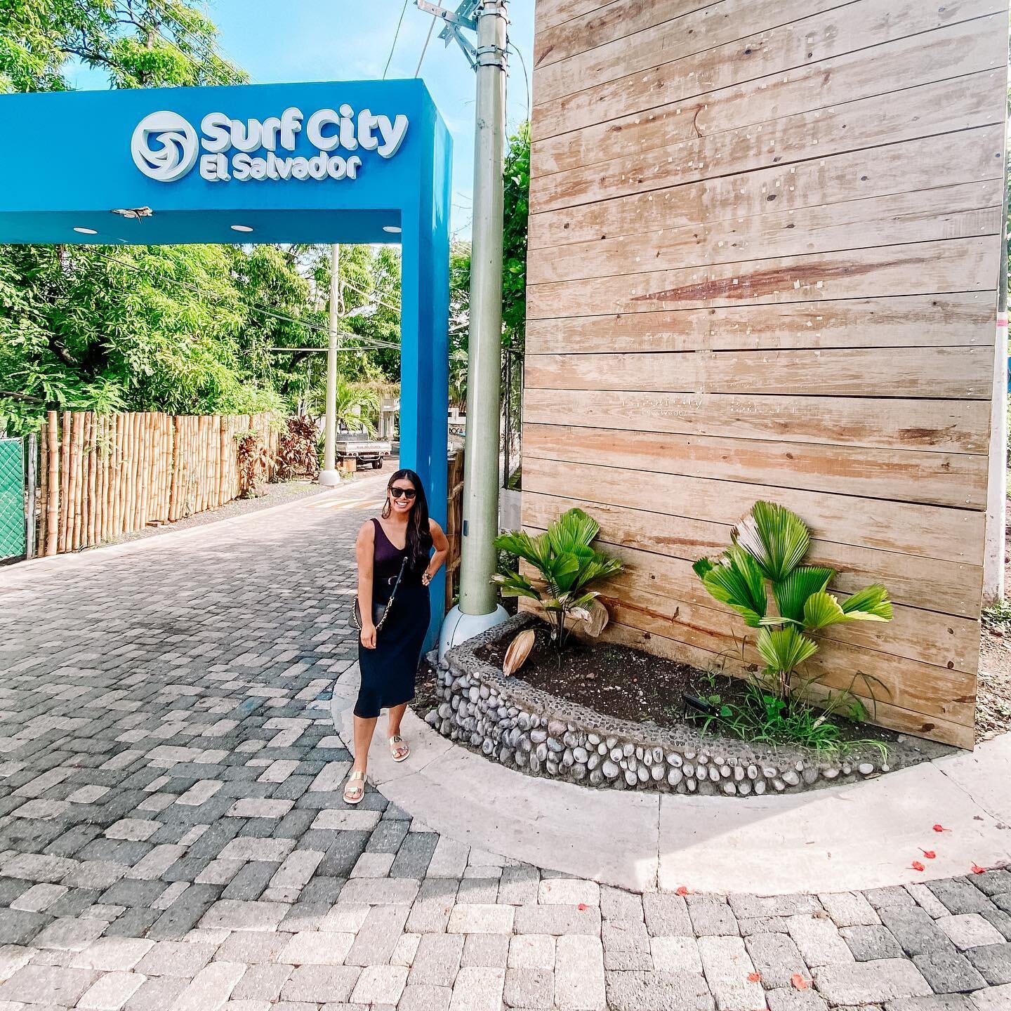 Camino a El Tunco Beach... 🌊🏄🏻&zwj;♀️✨ 
One of the most visited beaches in El Salvador☀️

Se llama as&iacute; por la famosa piedra que parece a un tunco🐖🐷 aunque yo no le encuentro parecido...🤷🏽&zwj;♀️

Happy Tuesday!