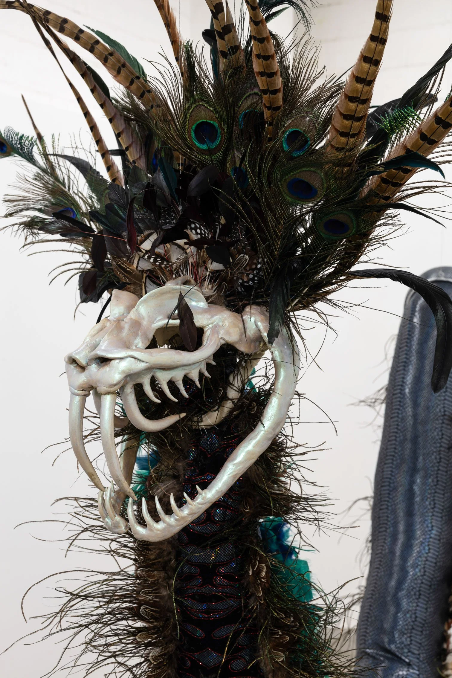Quetzalcoatl, 2023 (Detail),
Feathers, delcron, fabric, epoxy plasticine.
300 x 60 x 45 cm. Photo Ruben Garay
