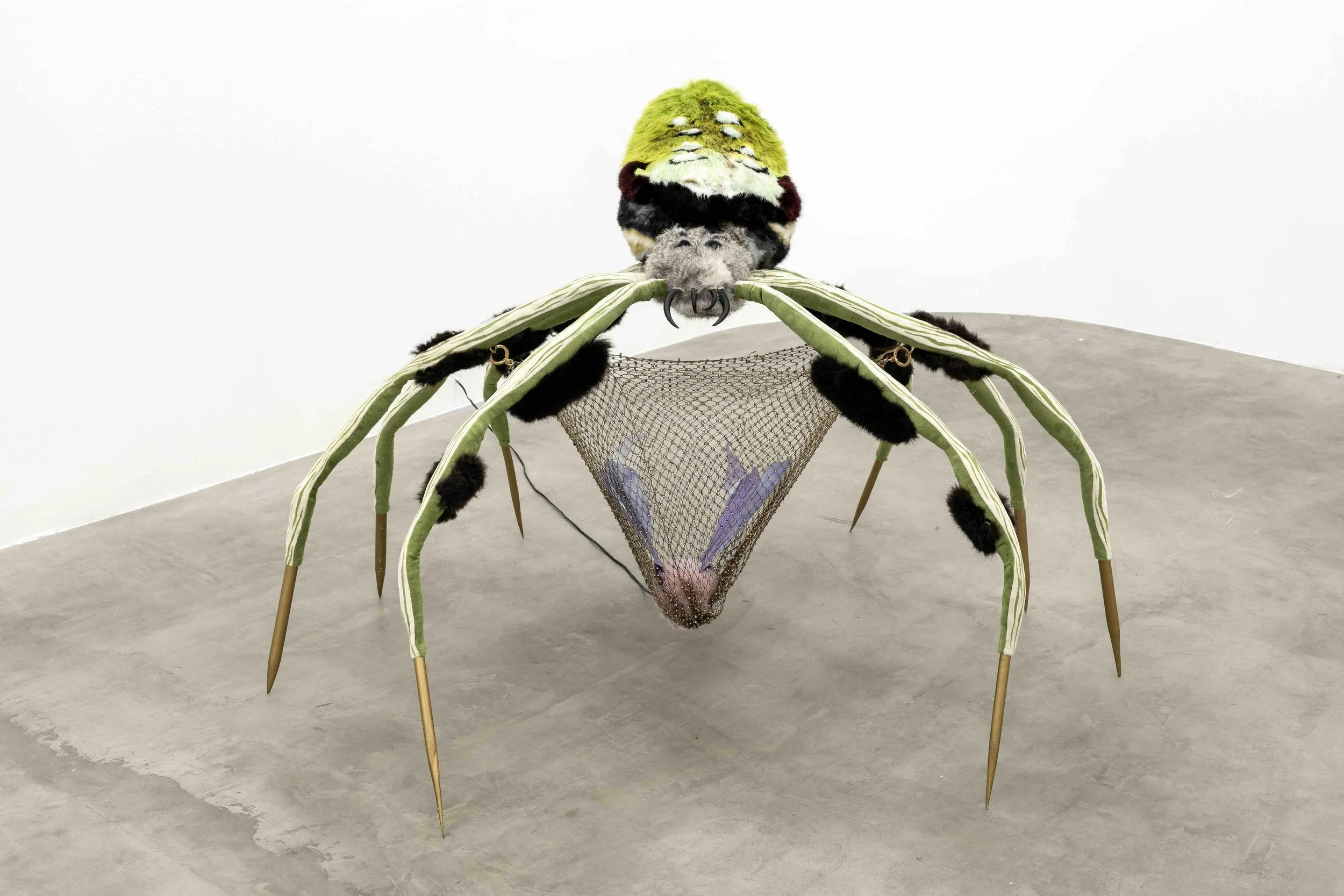 araña de tela dorada, 2026
Fabric, hair, metal, electric motor, Dacron, and applications, 110 x 110 x 75 cm. Photo Ruben Garay