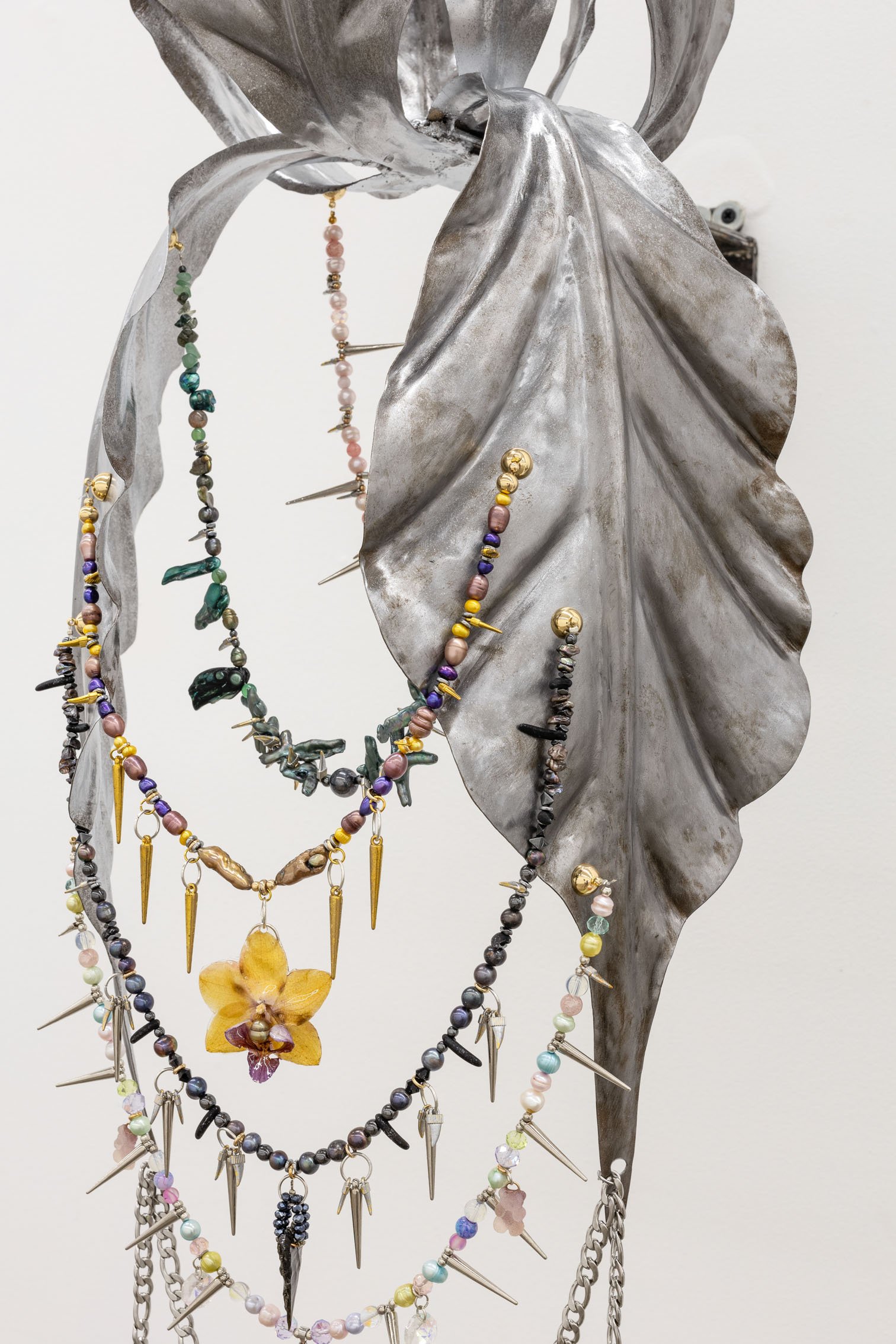 Resplandor, Iris y Narciso, 2026 (Detail)
Metal wire, mirrors, hand made necklaces, beads, flower and obsidian
sizes variable. Photo Ruben Garay