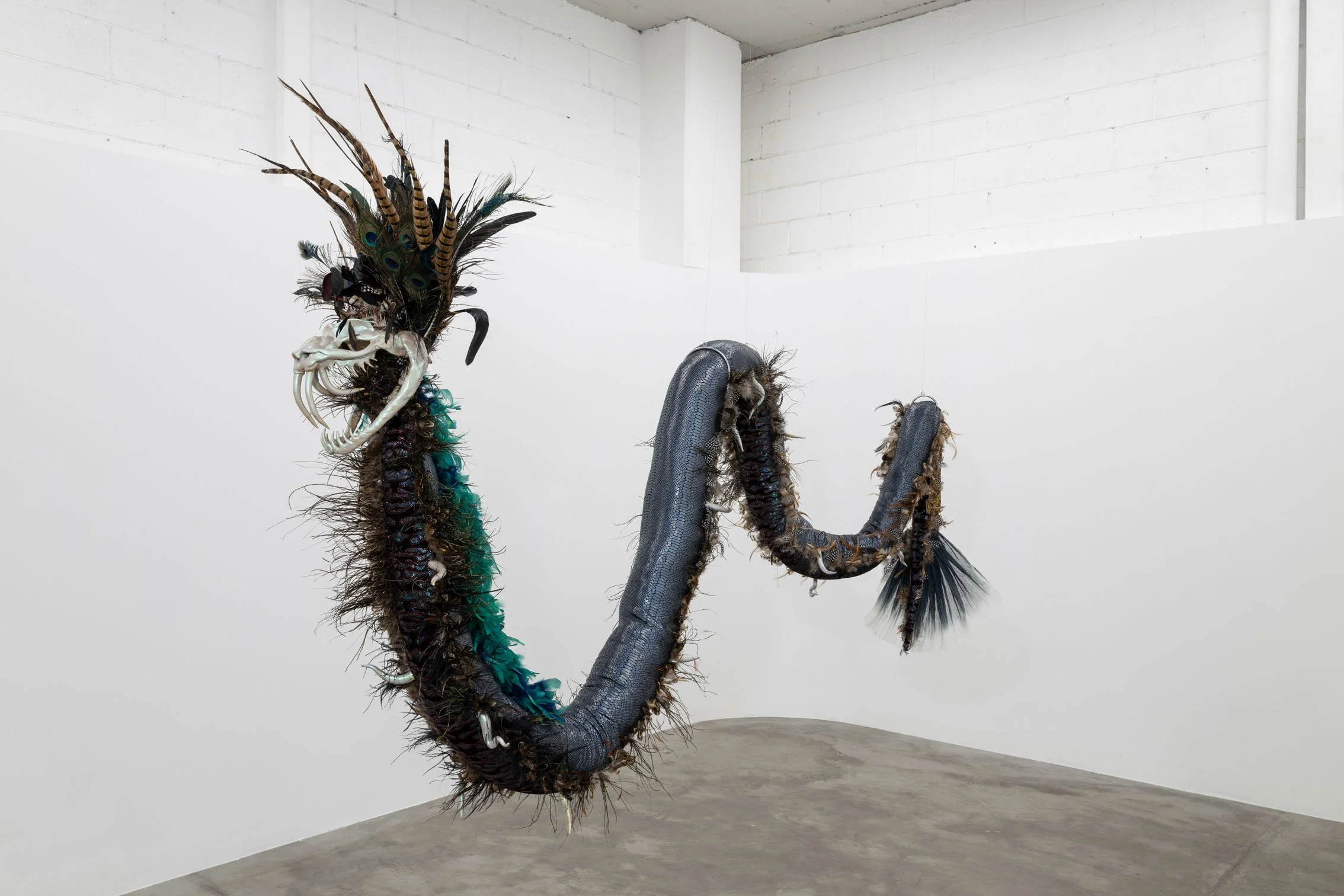 Quetzalcoatl, 2023
Feathers, delcron, fabric, epoxy plasticine.
300 x 60 x 45 cm. Photo Ruben Garay

