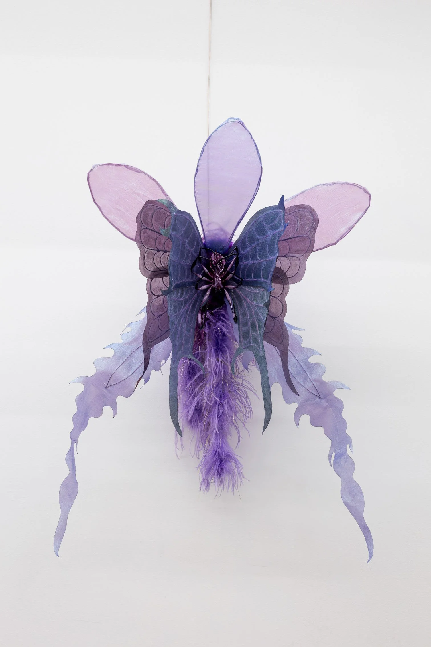 Orchídea Araña, 2026
Fabric, metal wire, porcelana, epoxy, plasticine, feathers, oil paint, resin and Arduino
70 x 50 x 50 cm. Photo Ruben Garay