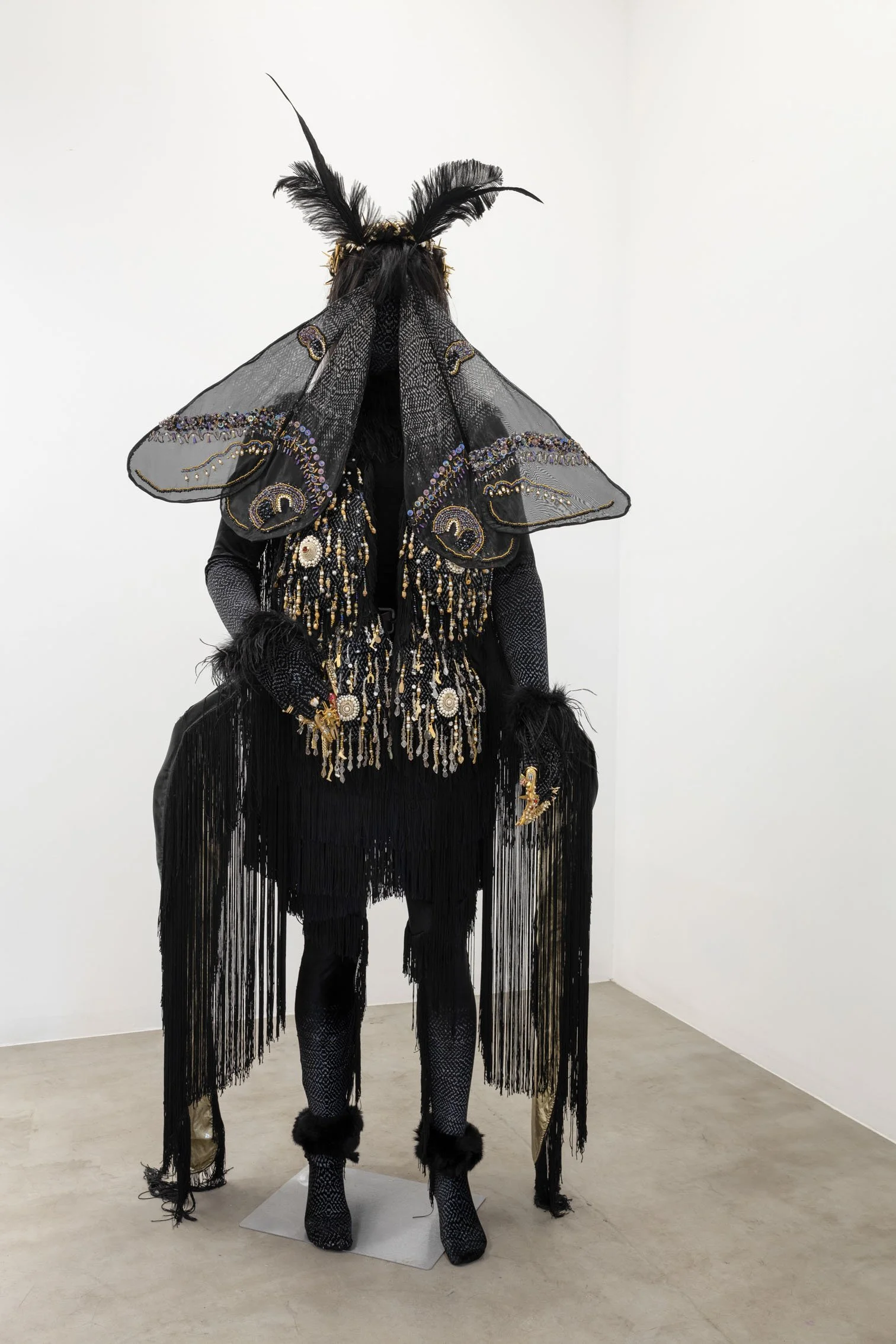 Vendrá la muerte y tendrá tús ojos, 2021, fabric, acrylic nails, wig, screen printing,
embroidery, hair and feathers, 170 x50x45cm. Photo Ruben Garay