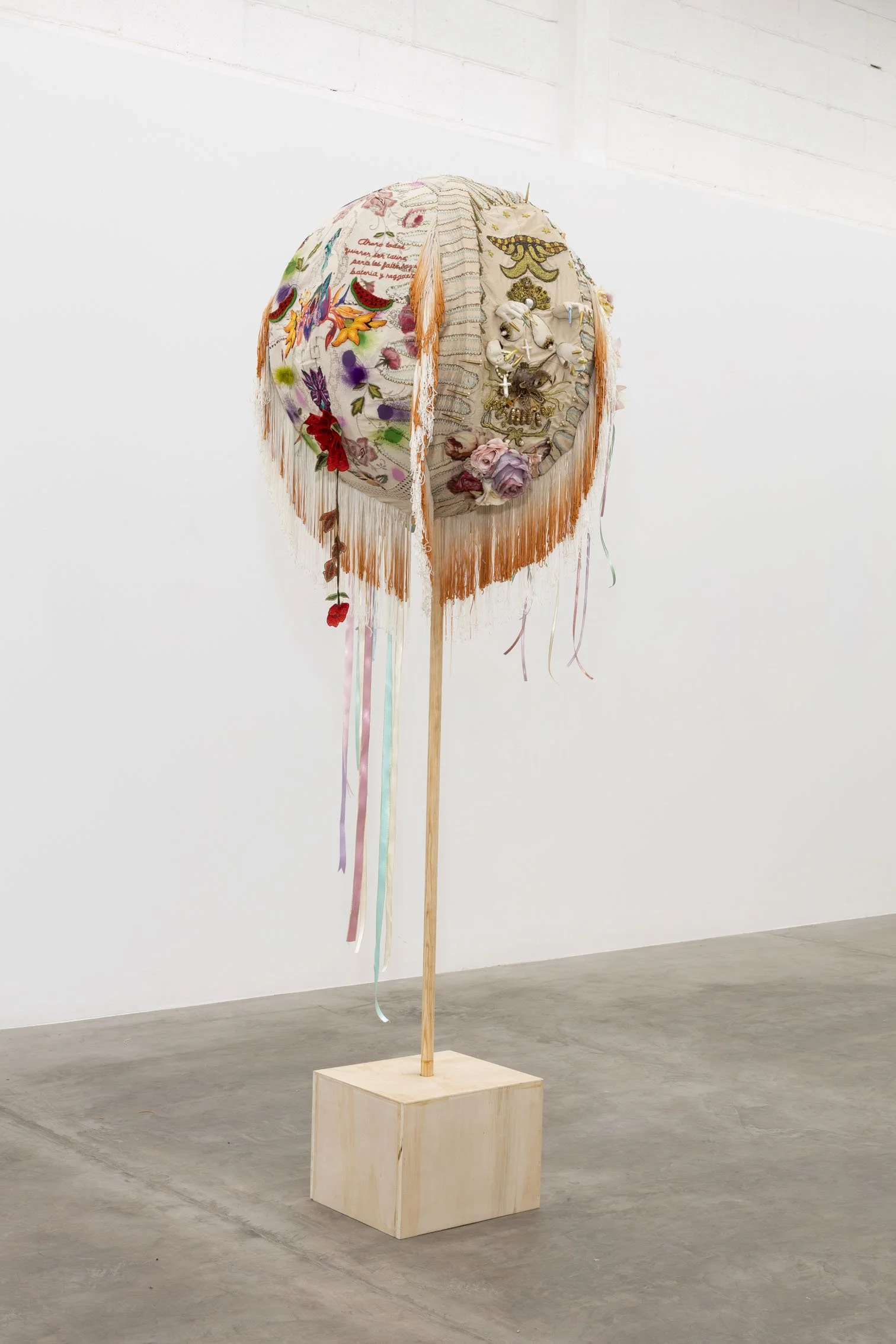 Marmota, 2026
Fabric, embroidery, wood and diverse materials, 60 cm diameter. Photo Ruben Garay