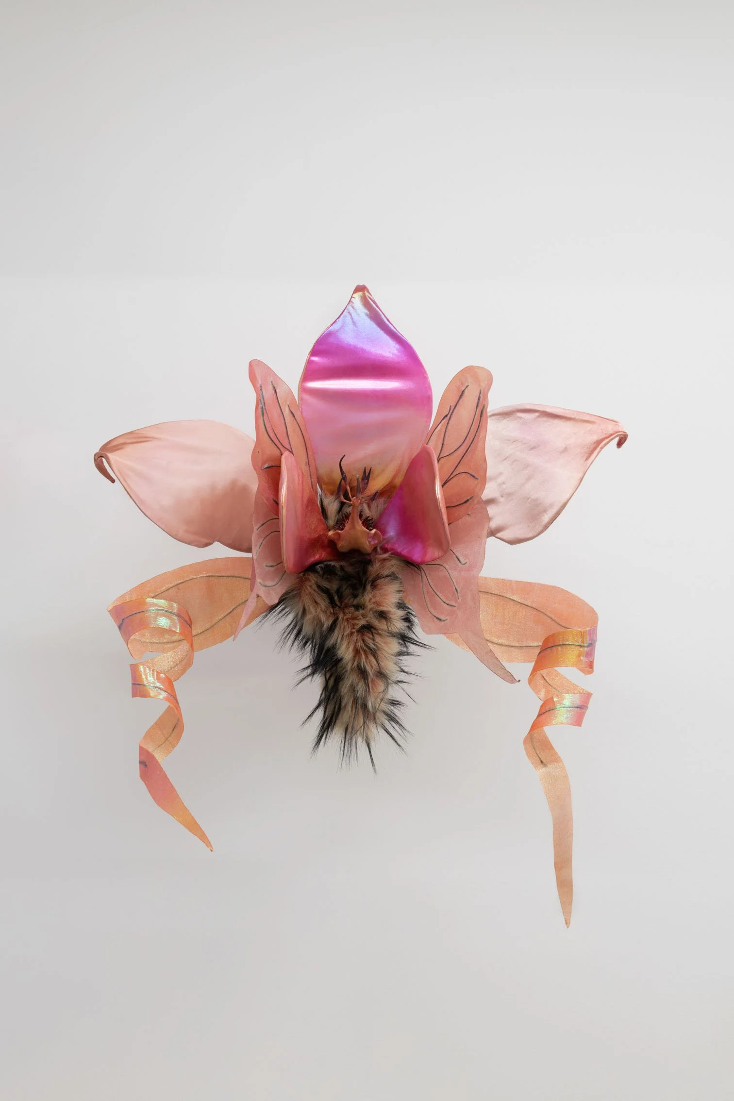 Mariposa Orchídea, 2026
Fabric, metal wire, porcelana, epoxy, plasticine, feathers, oil paint, resin and Arduino
70 x 50 x 50 cm. Photo Ruben Garay