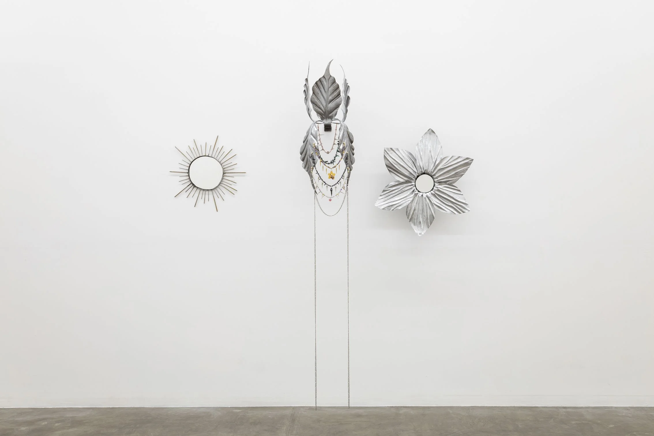 Resplandor, Iris y Narciso, 2026
Metal wire, mirrors, hand made necklaces, beads, flower and obsidian
sizes variable. Photo Ruben Garay