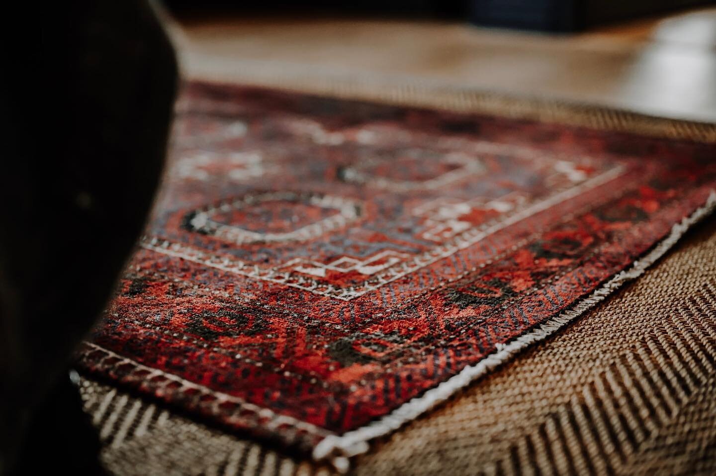 The star of the show here is definitely the vintage rug&hellip;
But! 
Don&rsquo;t forget how they shine best: Layered on a sisal or jute rug 🌟 

When traditional sisals and jutes are less practical, opt for our brilliant copy: 💫ST. KITTS 💫
Here&rs