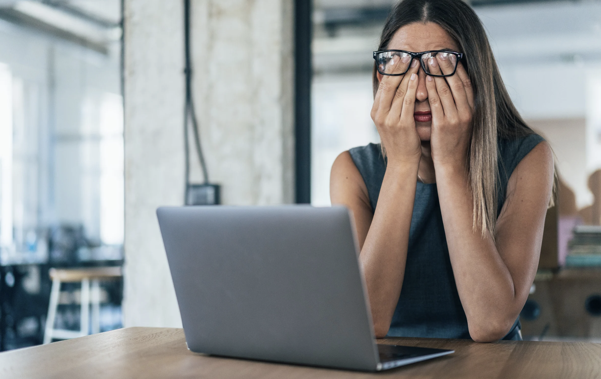 9 faktori, kas jūtīgam cilvēkam var radīt izdegšanu (izdegšanas iemesli)