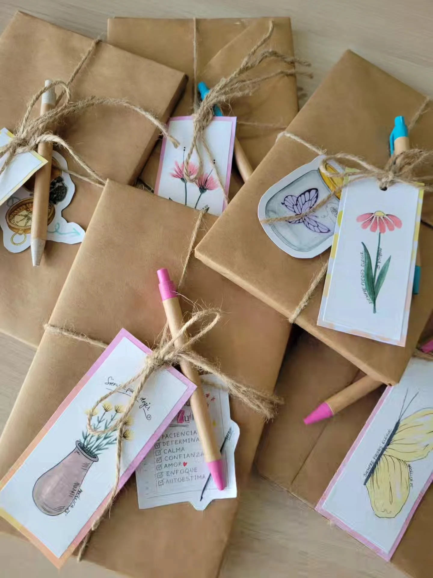 🎁 &iexcl;Regalitos listos corillo!

&iquest;Qu&eacute; incluyen los paquetes? 
📖 Libro + bookmark + sticker + bol&iacute;grafo

Tambi&eacute;n, pueden escoger entre: 
🏷 Bookmarks (individuales) 
🎄 Postales de Navidad (individuales o en sets de 3,