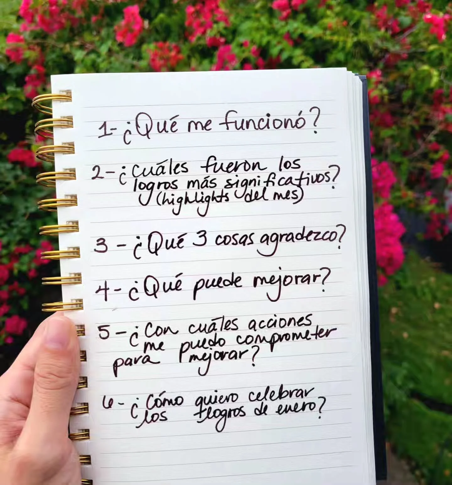 ✍️🏼 Preguntas de reflexi&oacute;n para cerrar el mes conscientemente...

📘 Busca tu #journal,🕯prepara tu espacio y reg&aacute;late unos minutos para 💭 reflexionar sobre tu "enero". 

🧘🏻&zwj;♀️ Este ejercicio, adem&aacute;s de ayudarte