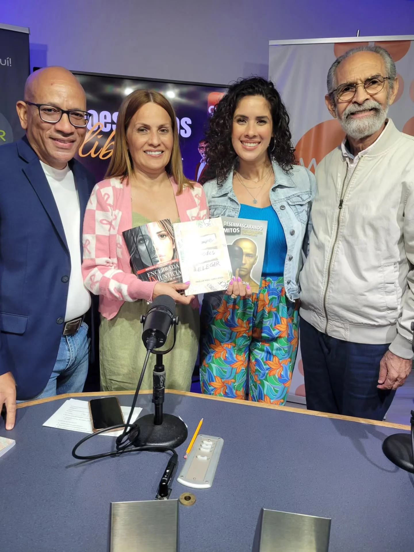 📖 "Siempre puedes elegir" estuvo en @wipr940am 

🎧 Hoy compart&iacute; un ratito con Alejandro y @cindyvillarragapr en su programa "H&eacute;roes de los libros". 

❤️ La conversaci&oacute;n estuvo bien chula.  Agradecida por la 