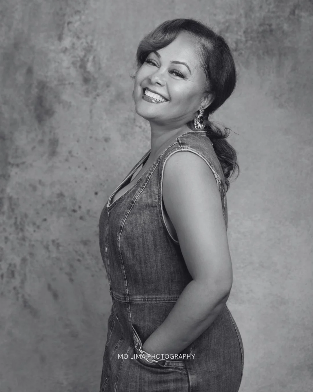 One of the first things I hear when someone walks into the studio is:

"I have no idea how to pose."

The good news?

You don't have to.

During every session, I guide you through every pose, every hand placement, and every expression.

No 