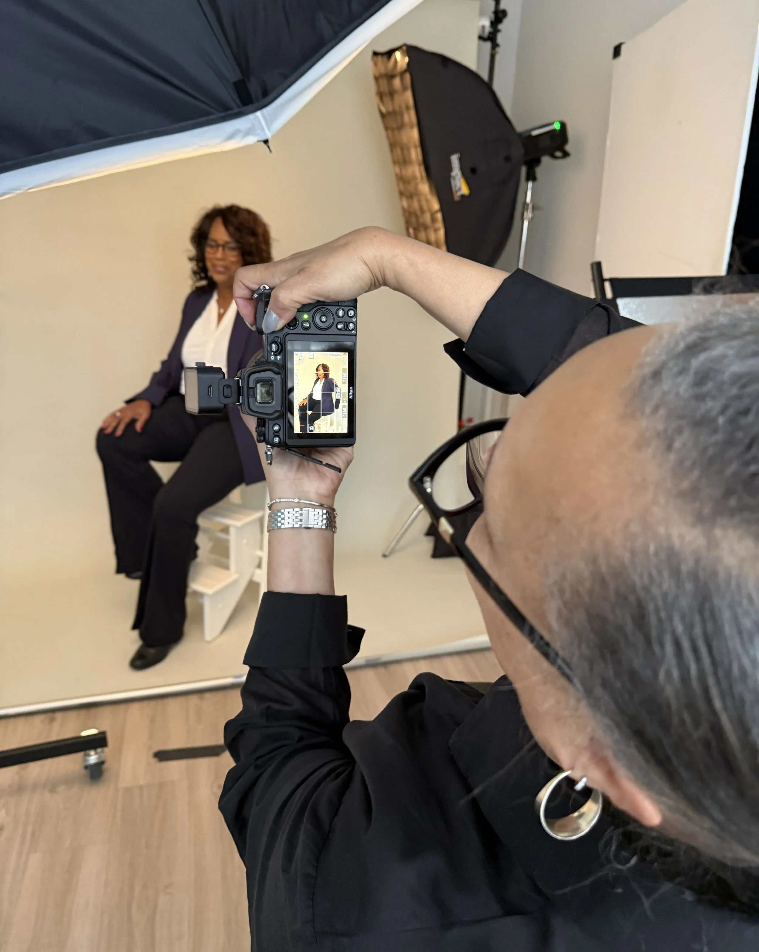 BTS of Mo Lima photographing woman client