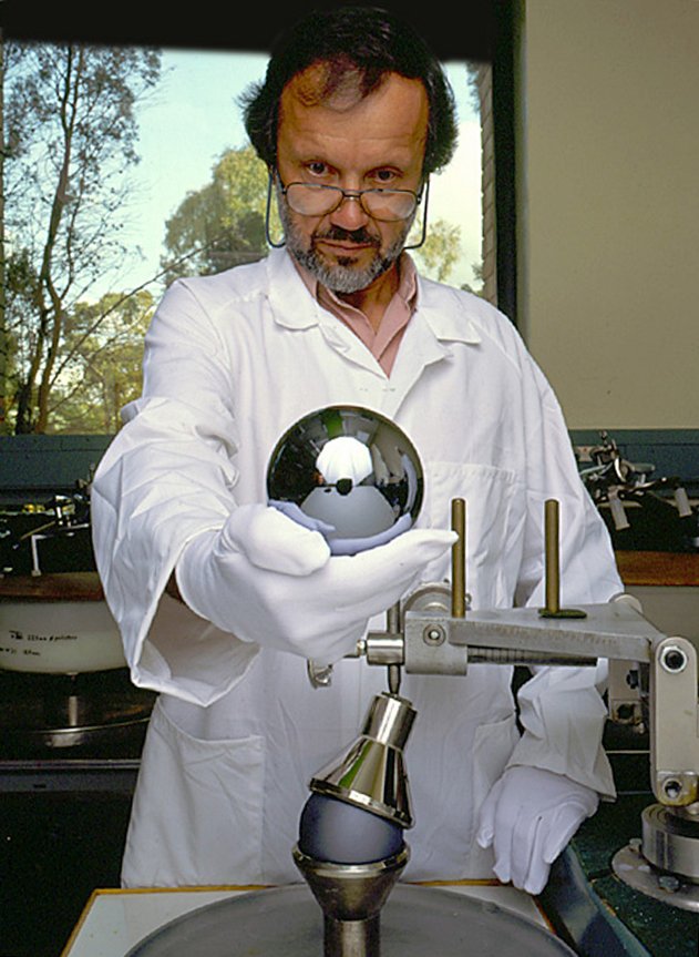 Silicon_sphere_for_Avogadro_project.jpg