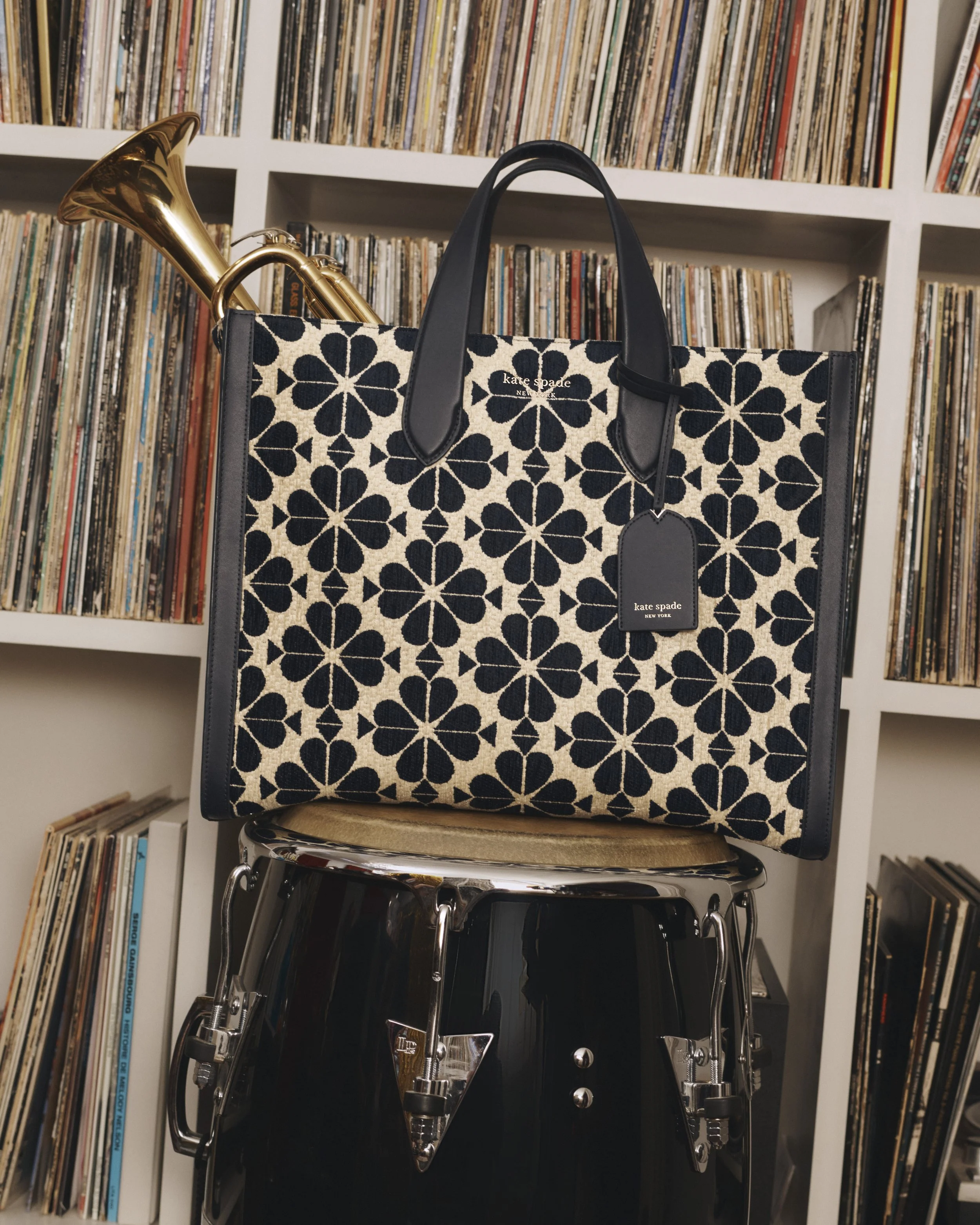 001_KateSpade_HO21_Manhattan_Tote_002.jpg