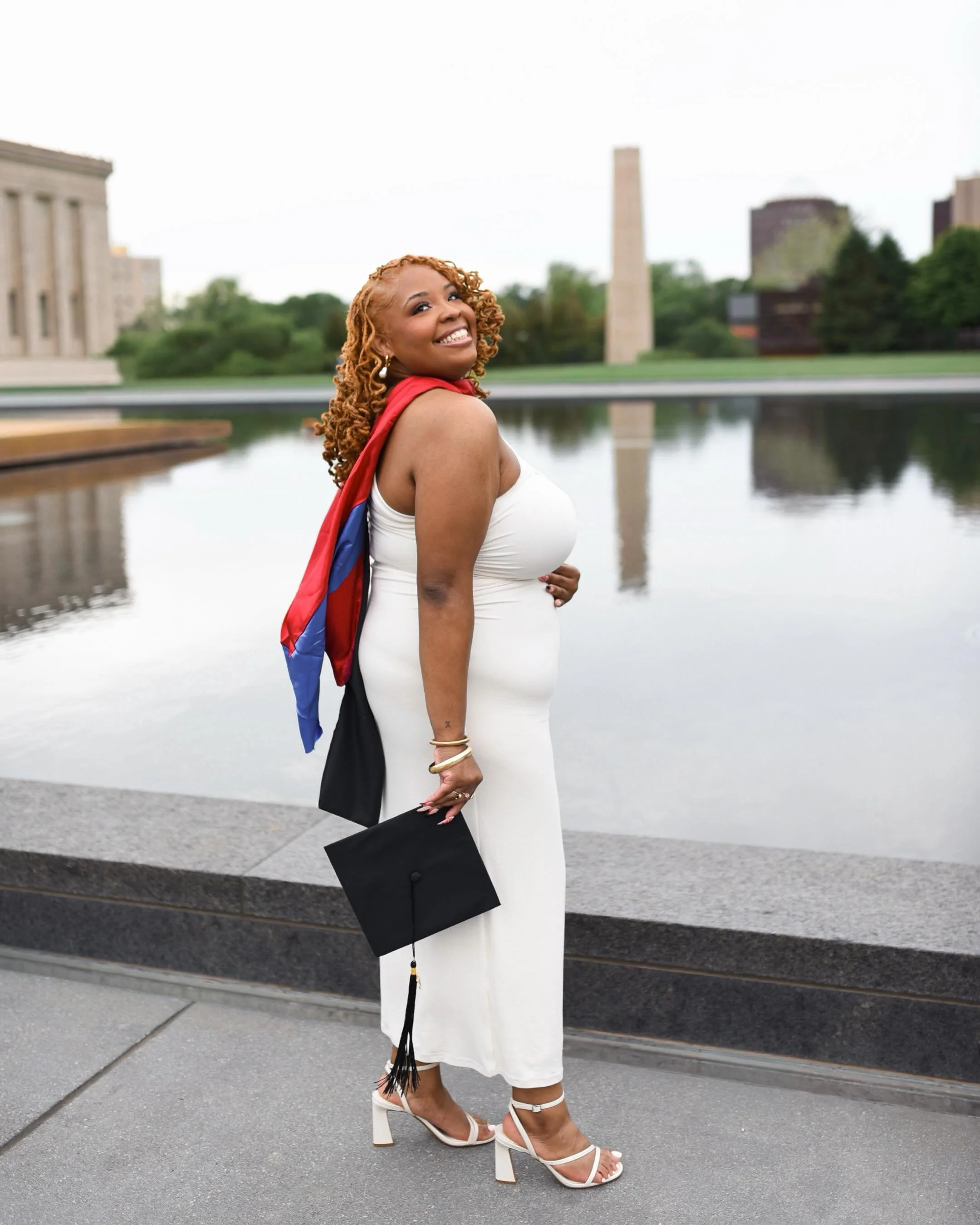 It&rsquo;s graduation season, hallelujah&hellip;✨🎓

&hellip; &amp; she MASTERED it!💃🏽🙌🏽

Congratulations to the Class Of 2026!! You did it!!👏🏽✨

.
.
.

Kansas City | Kansas City Photographer | KC | Natural Light Photographer | Lifestyle | Port