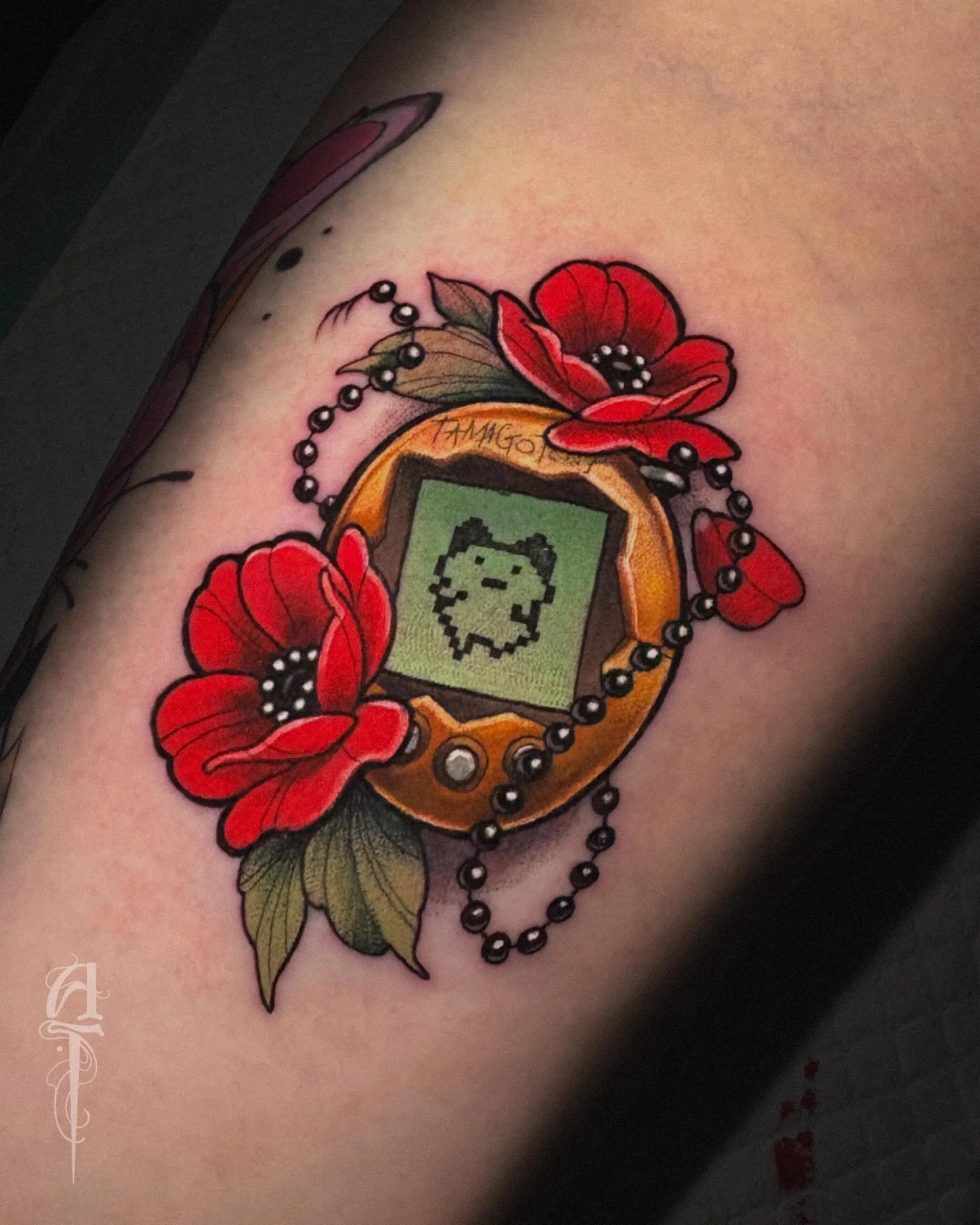 Tama flash and poppies for Eliza ✨ 
From a few months ago. 
📍 @thegildedgoblintattoo 
🖍️ @inkjecta @metrixtattoo @starbritecolors @biotat_ 
~
#tattoo #cute #cutetattoo #tamagotchi #tamagotchitattoo
