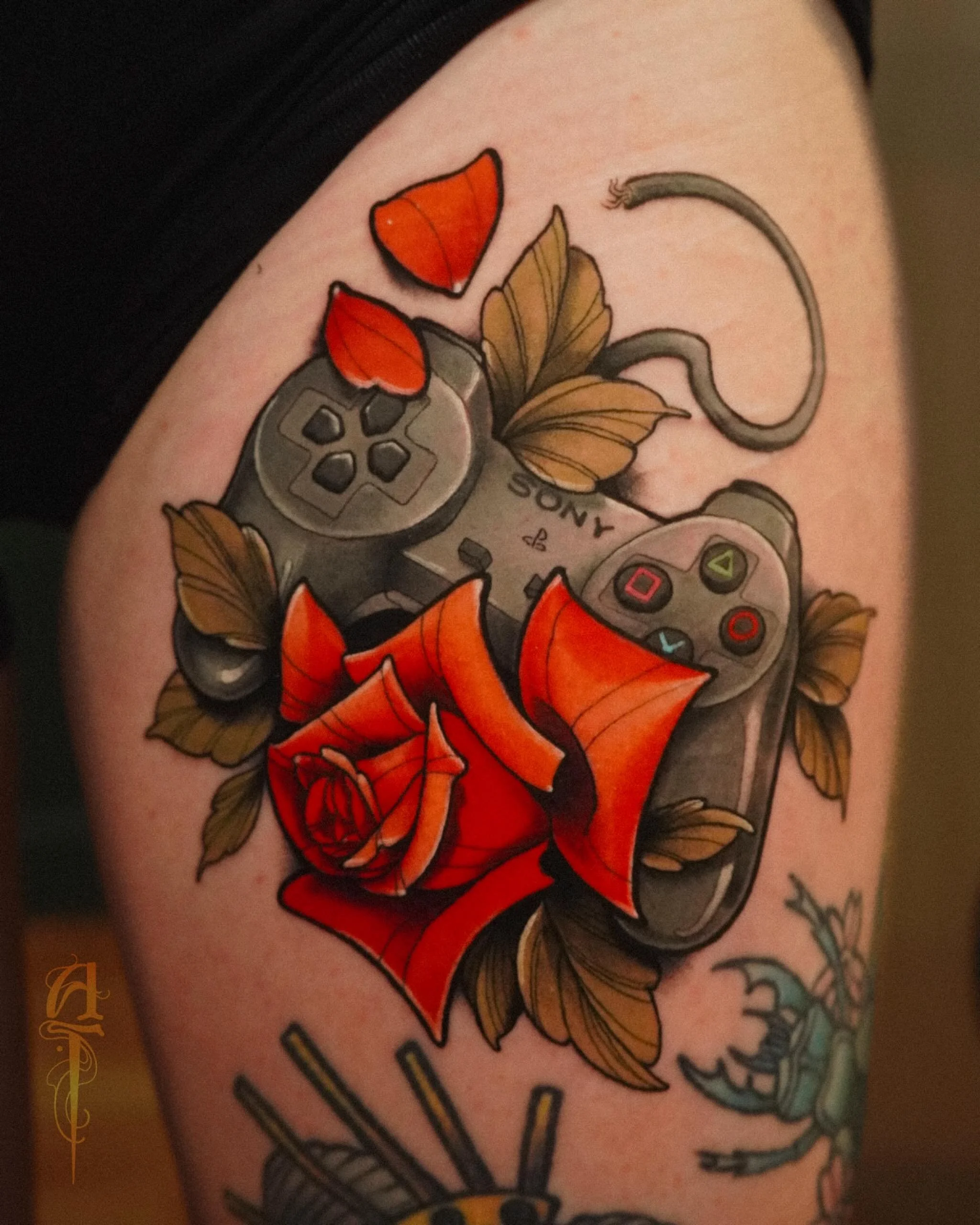 PS1 controller for the lovely @candychainsaw_tattoos &hearts;️&hearts;️&hearts;️
Want to see more gaming stuff like this? 😍 I know I do. 
📍 @thegildedgoblintattoo 
🖍️ @inkjecta @starbritecolors @metrixtattoo @biotat_ 
~
#tattoo #gaming #videogame 
