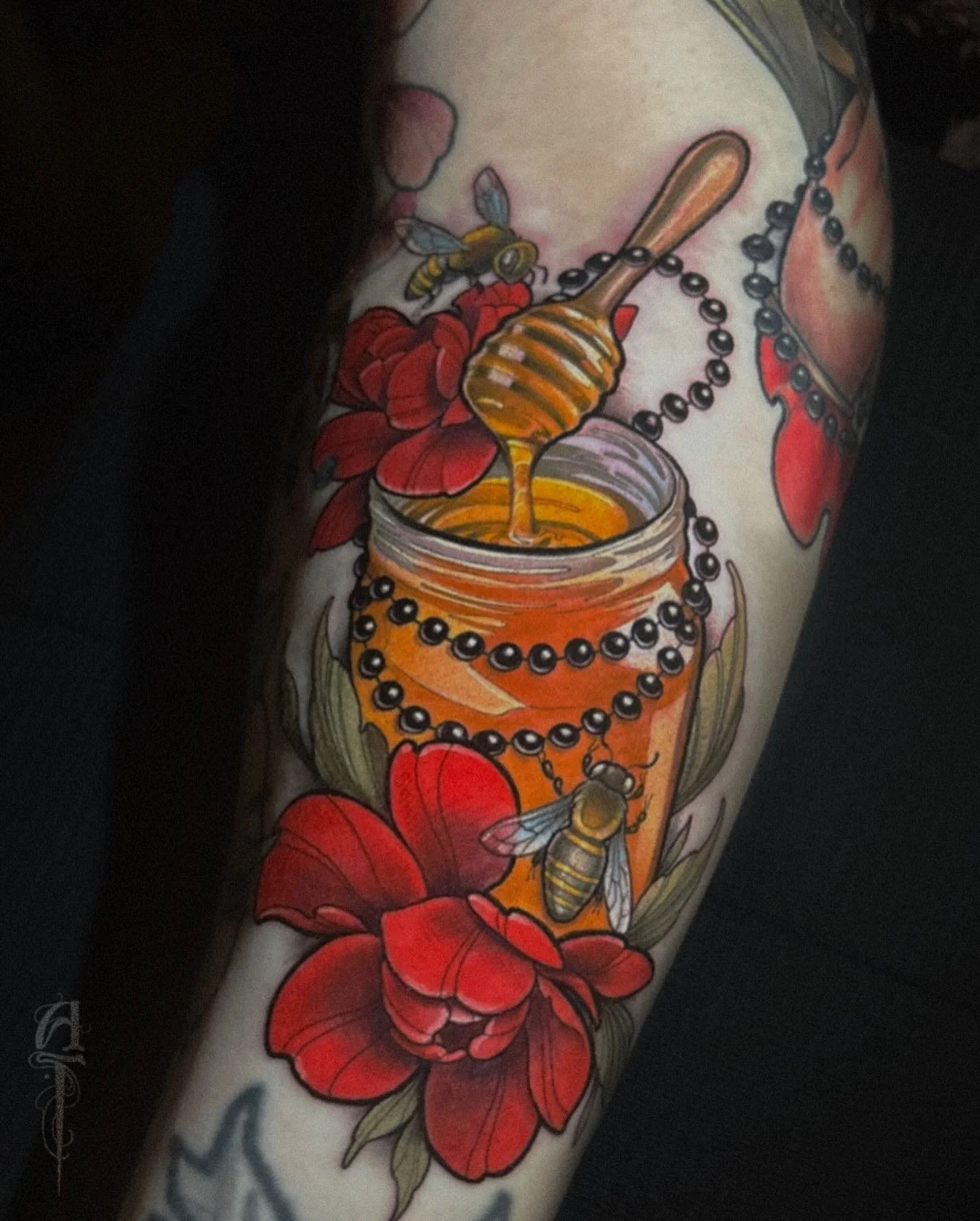 Honey jar for Shae ✨ 
This was so much fun. 
📍 @thegildedgoblintattoo 
🖍️ @inkjecta @starbritecolors @metrixtattoo @biotat_ 
&bull;
#tattoos #tats #tattoo #neotraditional #neotrad #neotraditionaltattoos #neotradworldwide #honey #bee #honeytattoo #b