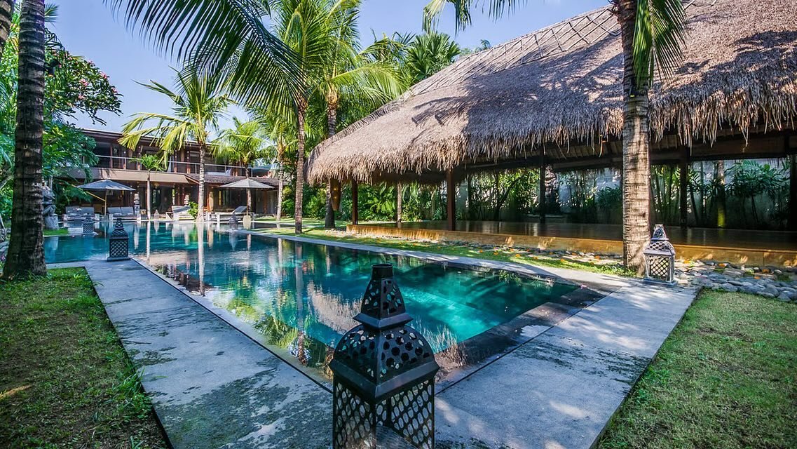 I&rsquo;ve been dreaming of Bali this week&hellip; 💫

The shala to the right here is where we&rsquo;ll meet for daily movement, and you&rsquo;ll find me in that pool soon after! 

I wonder who will take our last spot&hellip; reach out if you have an