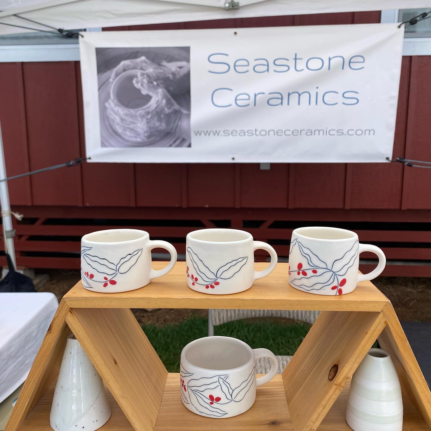 Stocked up on coffee cups with coffee inlay drawings in espresso, demitasse and 12 oz sizes.  It&rsquo;s a gorgeous day at the #waimeatownmarket 

#coffee #madeinhawaii #bigisland #contemporaryceramics #foodart #seastone #coffeecup #espresso #functio