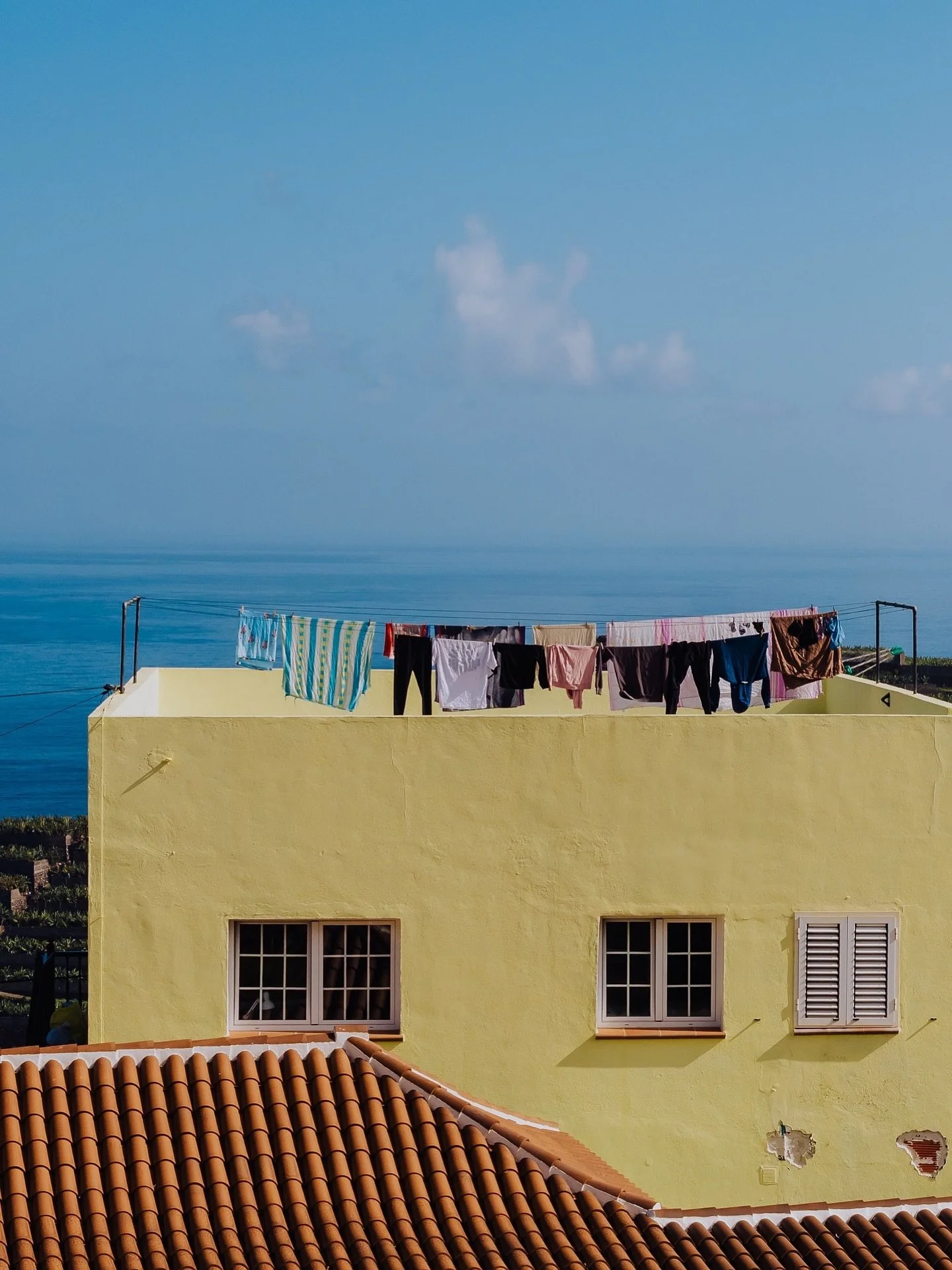 💙 LA BELLEZA DE LO COTIDIANO

Subir a colgar la ropa a la azotea y tener esas vistas del mar una y otra vez. 

No debe haber mejor lugar en el mundo para colgar la ropa que &eacute;se; al menos eso deben pensar los due&ntilde;os de dichas prendas.

