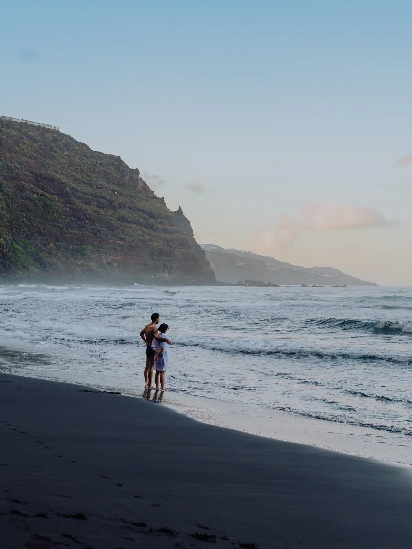💙 UNA TARDE PERFECTA

Y as&iacute;, frente a un mar revuelto en una playa de arena negra en la que apenas hay gente, dos enamorados disfrutan juntos este atardecer de un invierno canario.

La Palma (Islas Canarias). Diciembre 2024

#casanovafotonatu