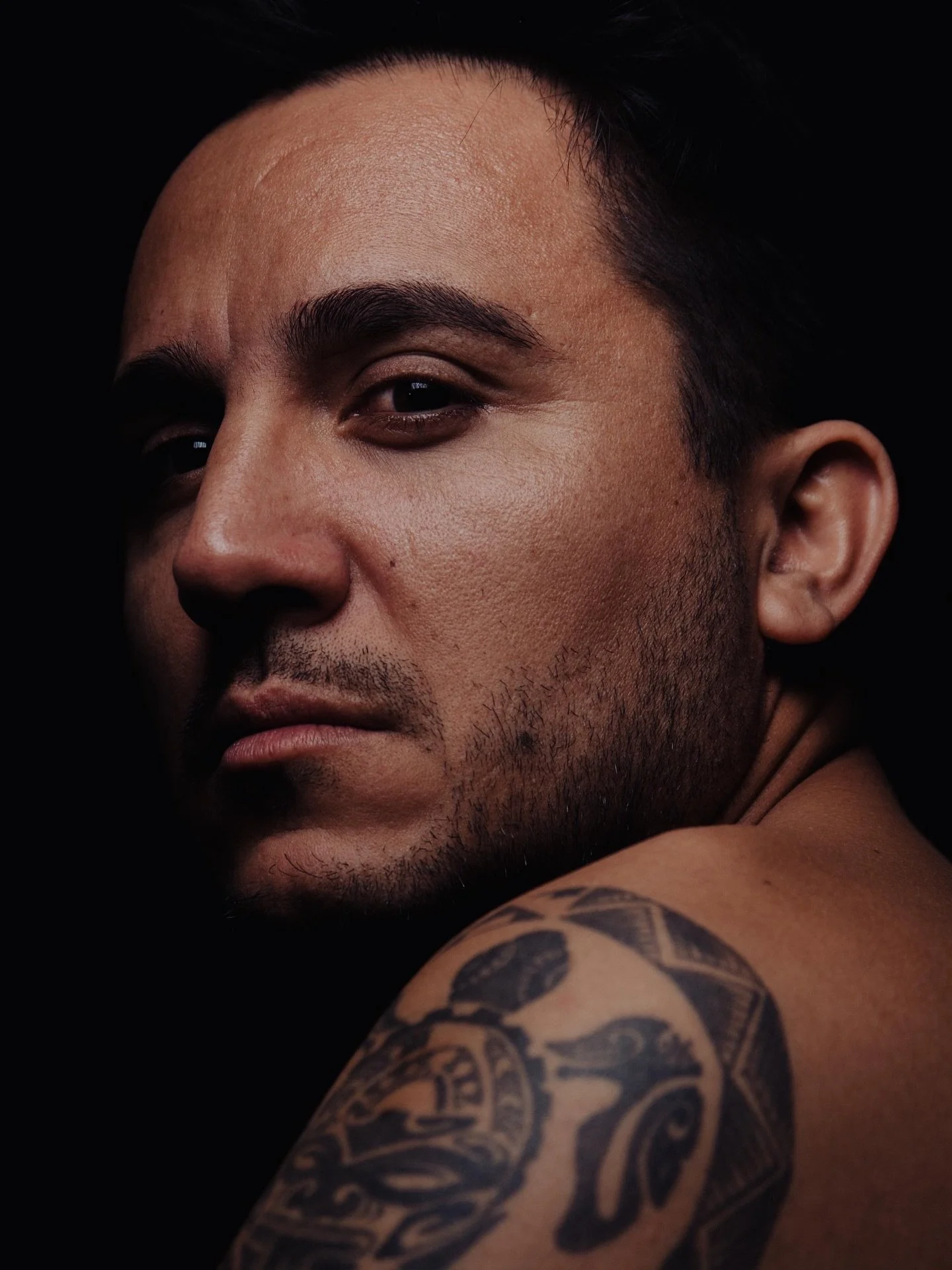 ❤️ MI BOMBÓN CHILENO
😊 Esta foto de Carlos tiene unos 4 o 5 años y me encanta. 
📸 Cuando estudiaba el Máster de Fotografía de Moda monté en nuestro antiguo piso un pequeño estudio para hacer retratos, y c