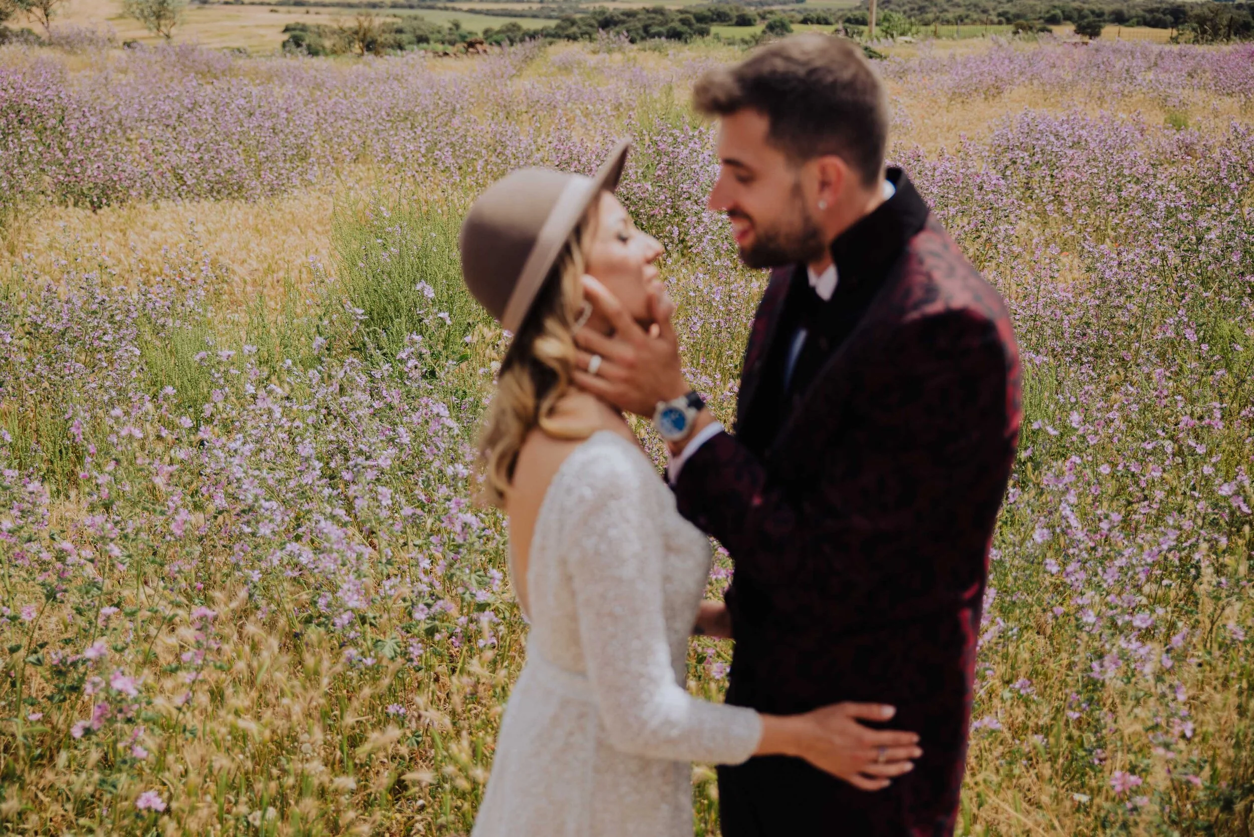 Pareja abrazándose en un campo de flores moradas. Reportaje de bodas en Sant Celoni (Barcelona).