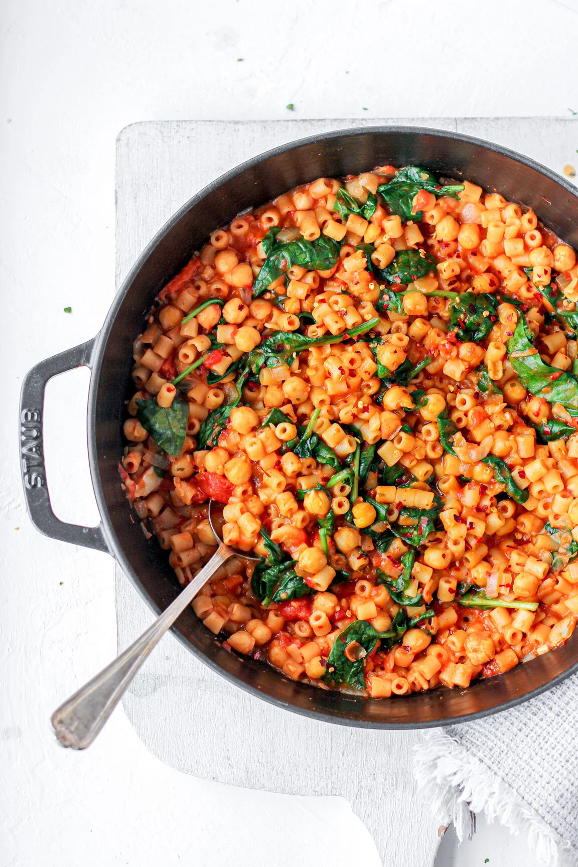Spicy One Pot Pasta with Chickpeas, Tomato & Spinach