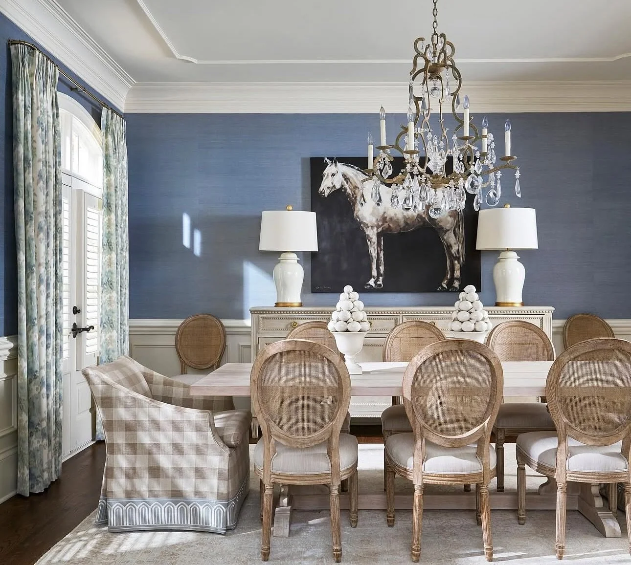 A beautiful installation by @gracebrackmandesign 

#equestrainstyle #interiordesign #diningroomdesign #horsepainting #equestrianlifestyle