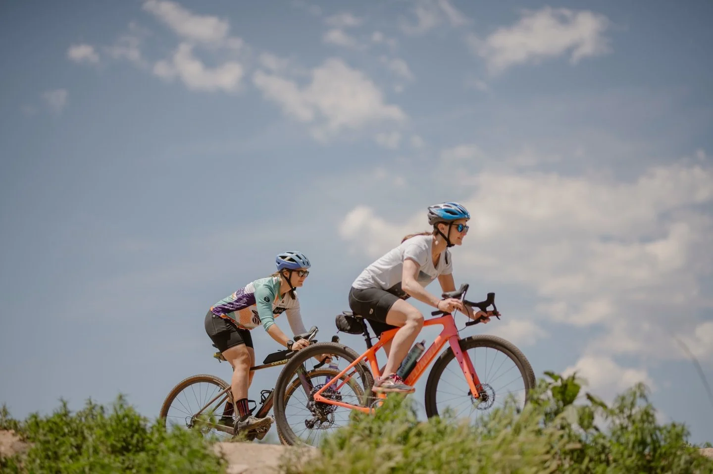 The @friendsoffocofondo x Fort Follies Women&rsquo;s Gravel Weekend is back May 23 &amp; 24! Registration opens on April 1 for the gravel clinic on Saturday, May 23, so mark your calendars! At the clinic we&rsquo;ll have three hours of on bike skills