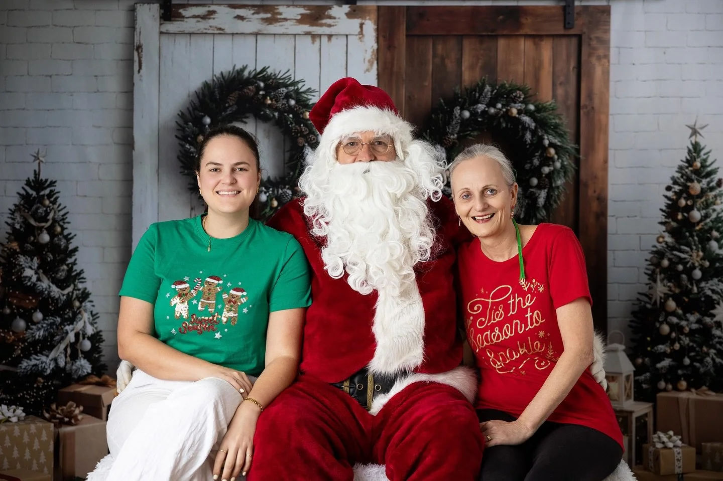 Wishing you all a very Merry Christmas! 
Thanks to all my wonderful clients for the support this year &amp; a very big THANK YOU to my Christmas Minis Team - Santa &amp; Sara!! I couldn&rsquo;t do this without all your help! 🎄🎅🏼