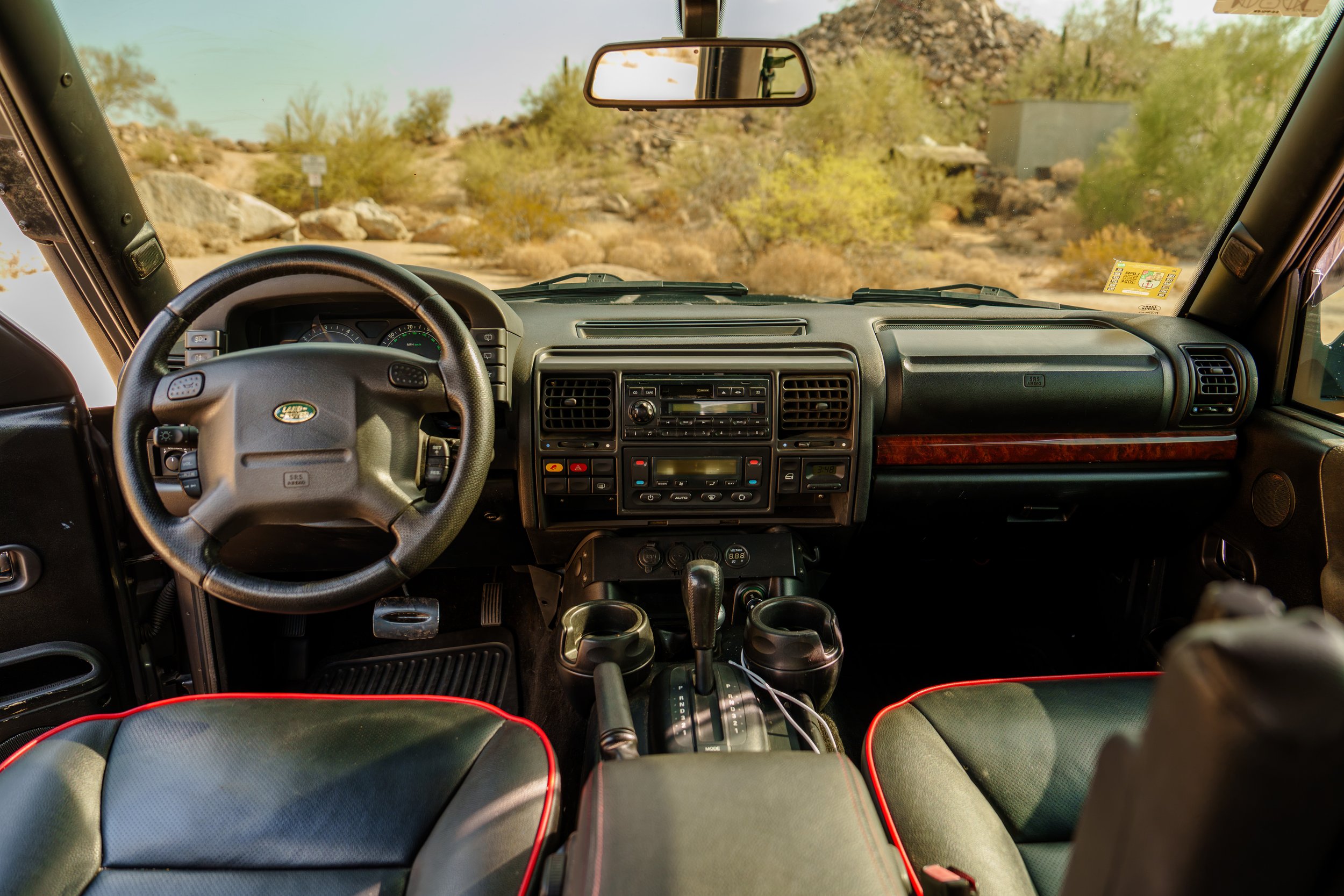 Dashboard, steering wheel and center console inside a 2004 Land Rover Discovery II