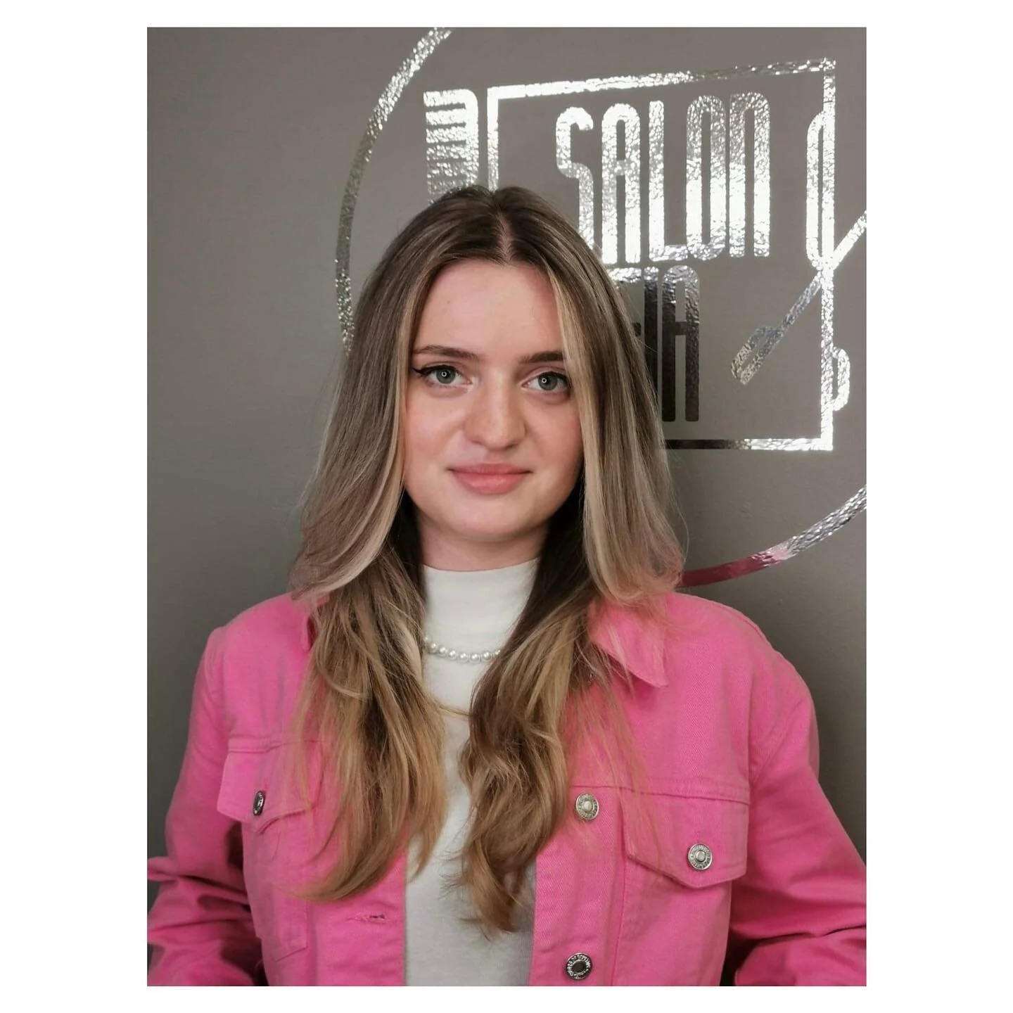 Balejaż na naturalnym kolorze - delikatne rozjaśnienia podkreślają ruch włosów. 💁&zwj;♀️