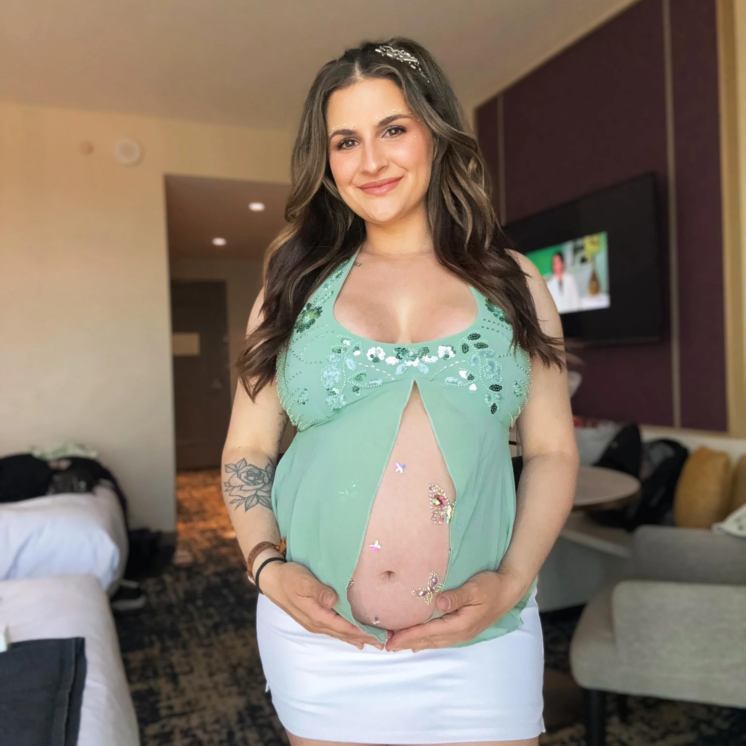 Does this outfit make me look pregnant?? 🤔

#edc #edclv #edclasvegas #festivaloutfit #edcoutfit