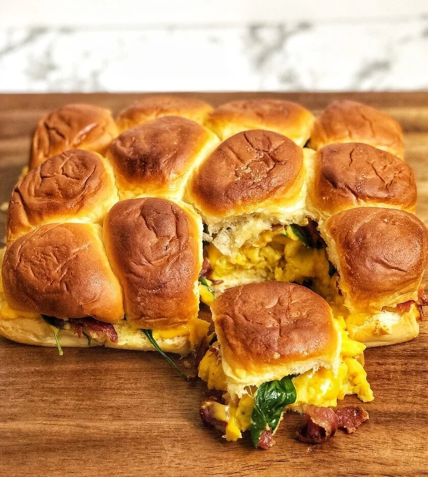Cheesy Egg, Bacon and Spinach Breakfast Sliders