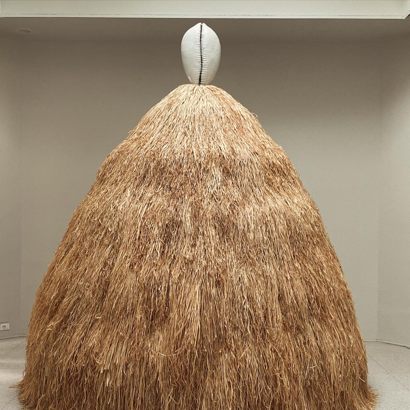 As a person with an interest in art, I see as much of it as life and time allow me. I get excited by it and then it all blends into my mind's storage.

Another monumental piece by @simoneyvetteleigh ,from the 2022 Venice Biennale. 

So different to t