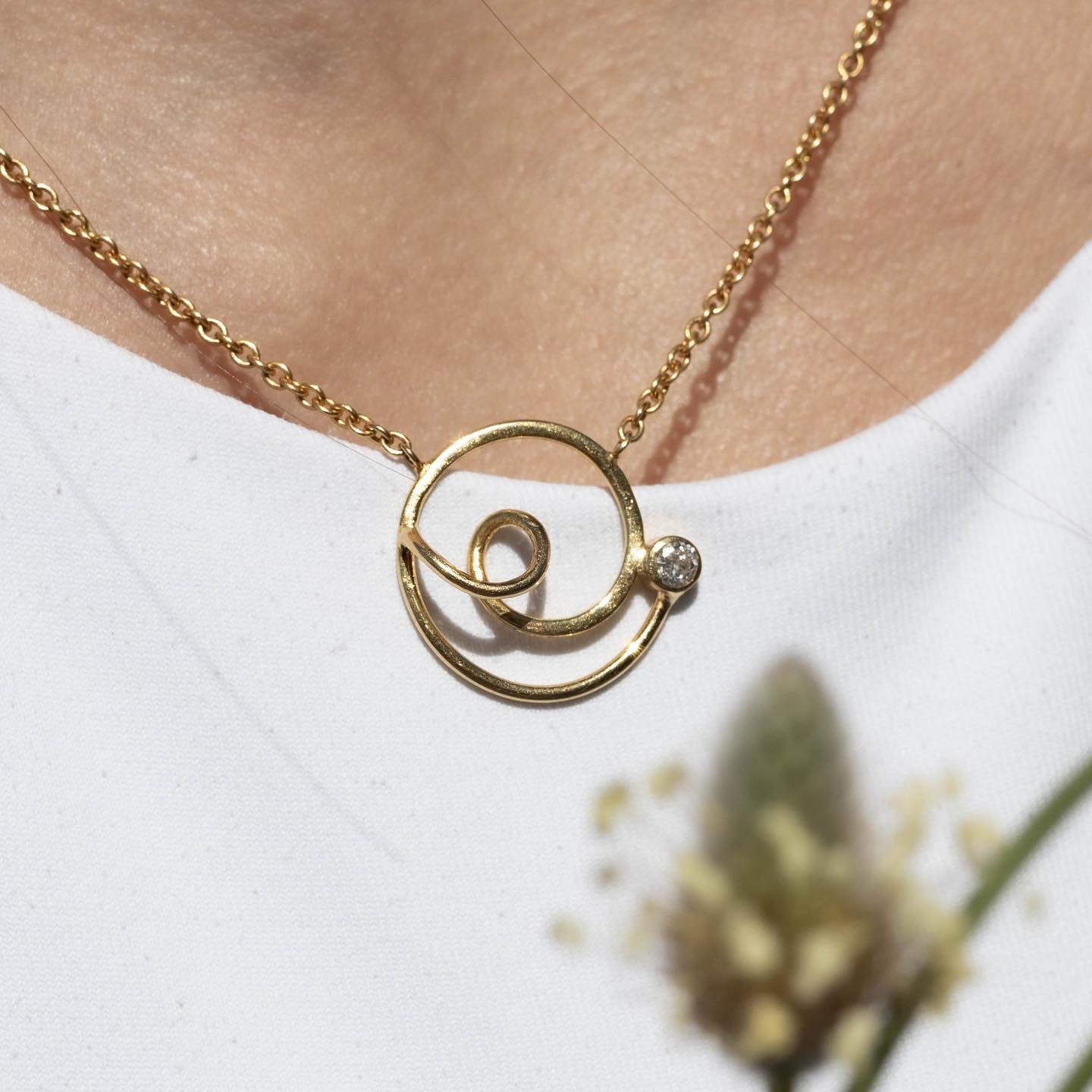 Kyma necklace

In 18ct yellow gold with a brilliant cut diamond 

#chalkida #crazywaters #sofiannijewellery #sofiannishowroom #stackingrings

Photo: @doratiniou.photography