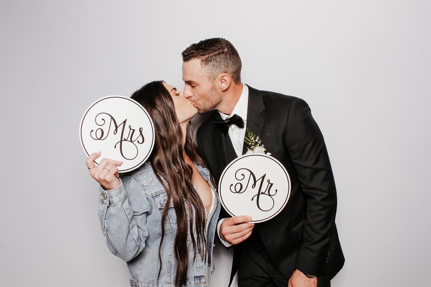 🍁With fall weddings, season around the corner Soir&eacute;e Photobooth Co.  is gearing up for a whirlwind of love and laughter and beautiful celebrations.  We can&rsquo;t wait to capture these magical moments🤩
✨ Ready to make your fall unforgettabl