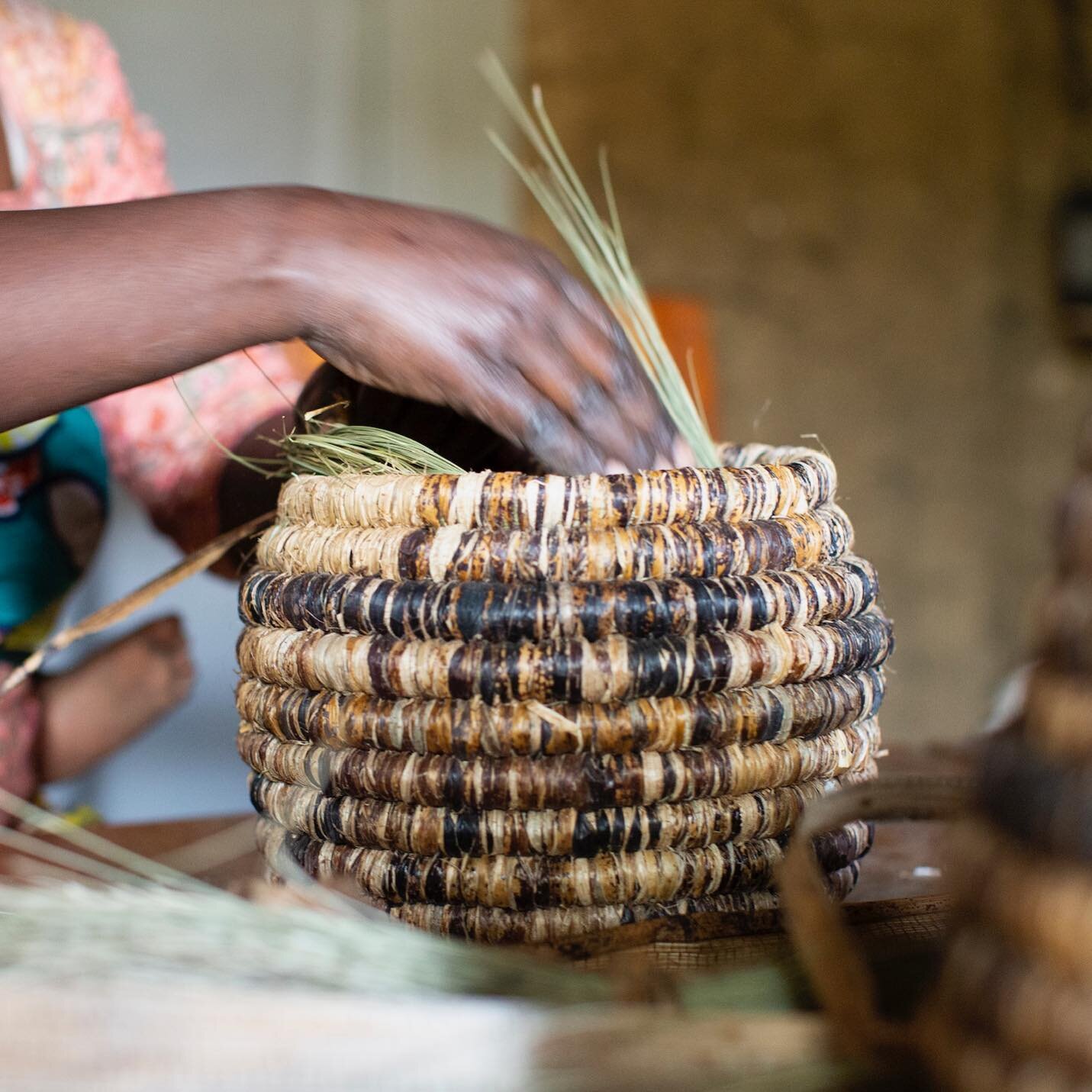 Sweet grass wrapped in dried banana leaves... sometimes I forget how truly remarkable these baskets (and the hands that weave them) really are. #madeinrwanda 📸: @alisonholcomb