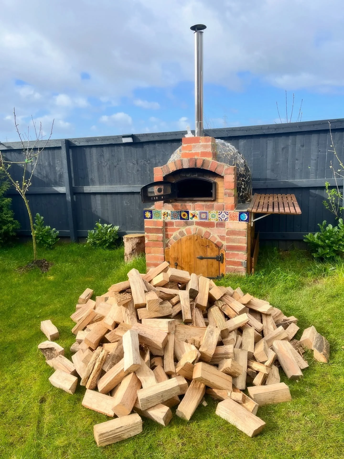 Spring deliveries 🚚 🍃 🪵 

Pic 1 - Local customers Beautiful Home Made pizza Oven 🍕 
Pic 2 - Dropping Woodchip of at Kirkstall Allotments 
Pic 3 - Our latest Flyer 📄
Pic 4 - Hauling mixed Firewood back from the Drying floor
Pic 5 - Splitta 400 pr