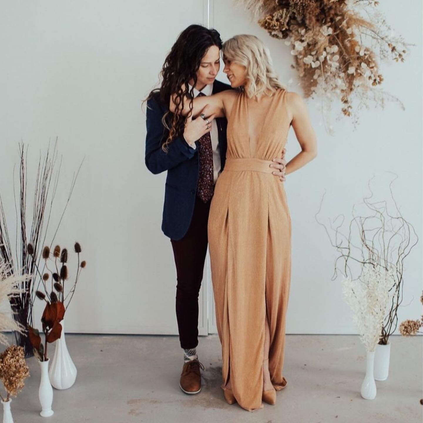 FULLY swooning over this gorgeous shoot from @meagan_lewandowski and @epsilonfloral 🤩🔥