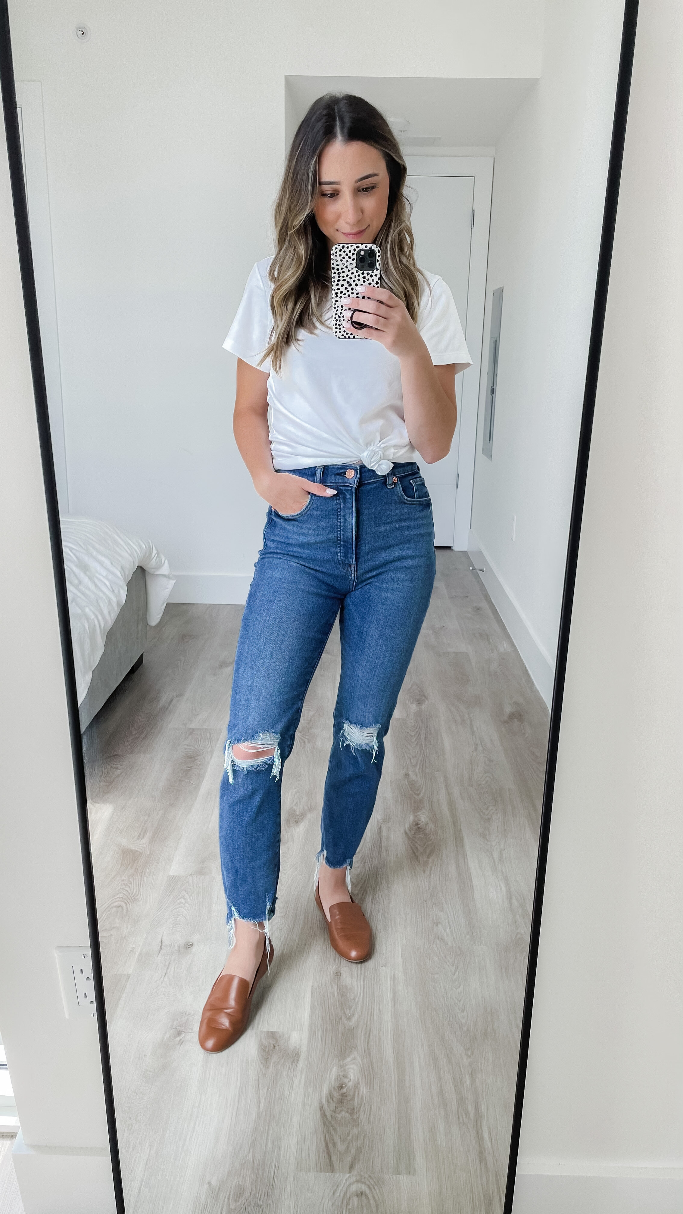 how to style a white tshirt and jeans