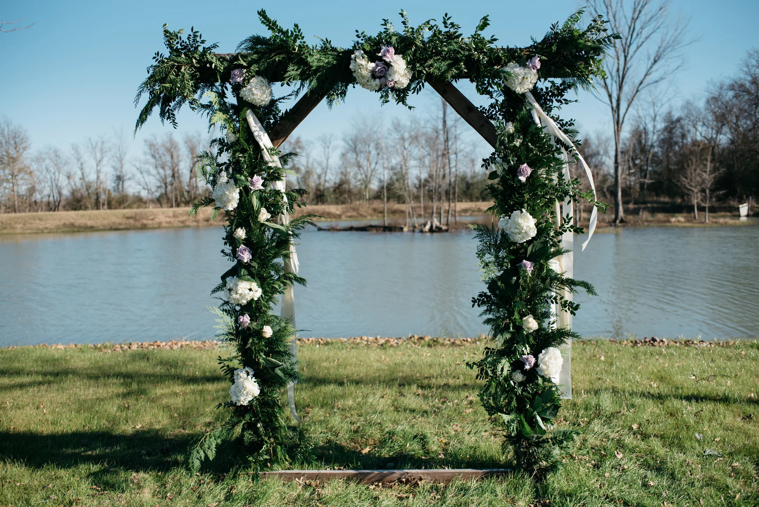 472-Tim+&+Lauren-wedding+1_18+Arch+w_lake_+(Horz)-D7S_2500.jpg